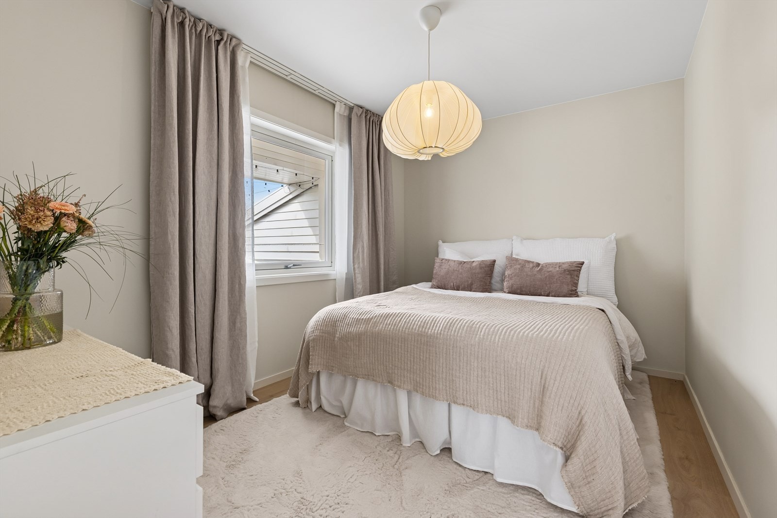 Soverom 2 er også romslig og har plass til både dobbeltseng, garderobe og tilhørende møblement. Galleribilde