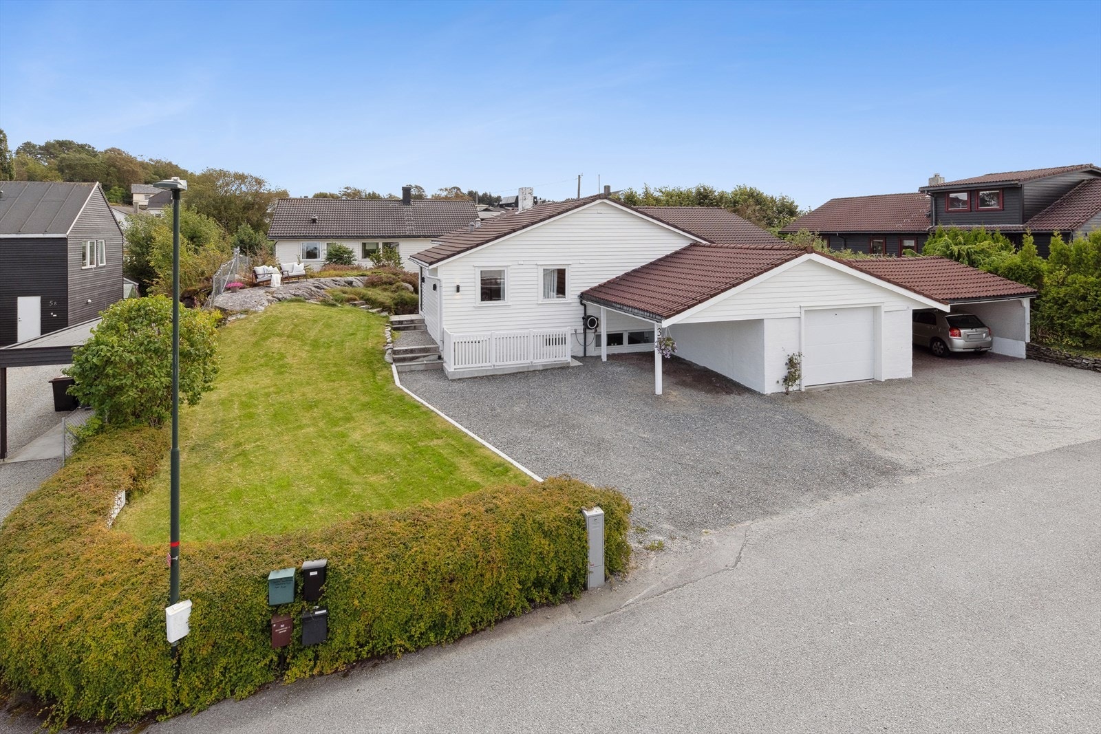 DNB Eiendom V/Simen Rossebø Fosen har gleden av å presentere Vardestien 3 - En modernisert og tiltalende enebolig med attraktiv og rolig beliggenhet i et barnevennlig boligområde. Galleribilde