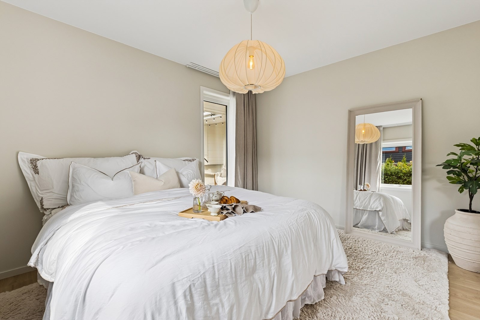 Soverom 1 er av god størrelse og har plass til både dobbeltseng og garderobe. De doble dørene in til stuen gjør at rommet også vil passe godt som tv-stue, kontor eller lignende. Galleribilde