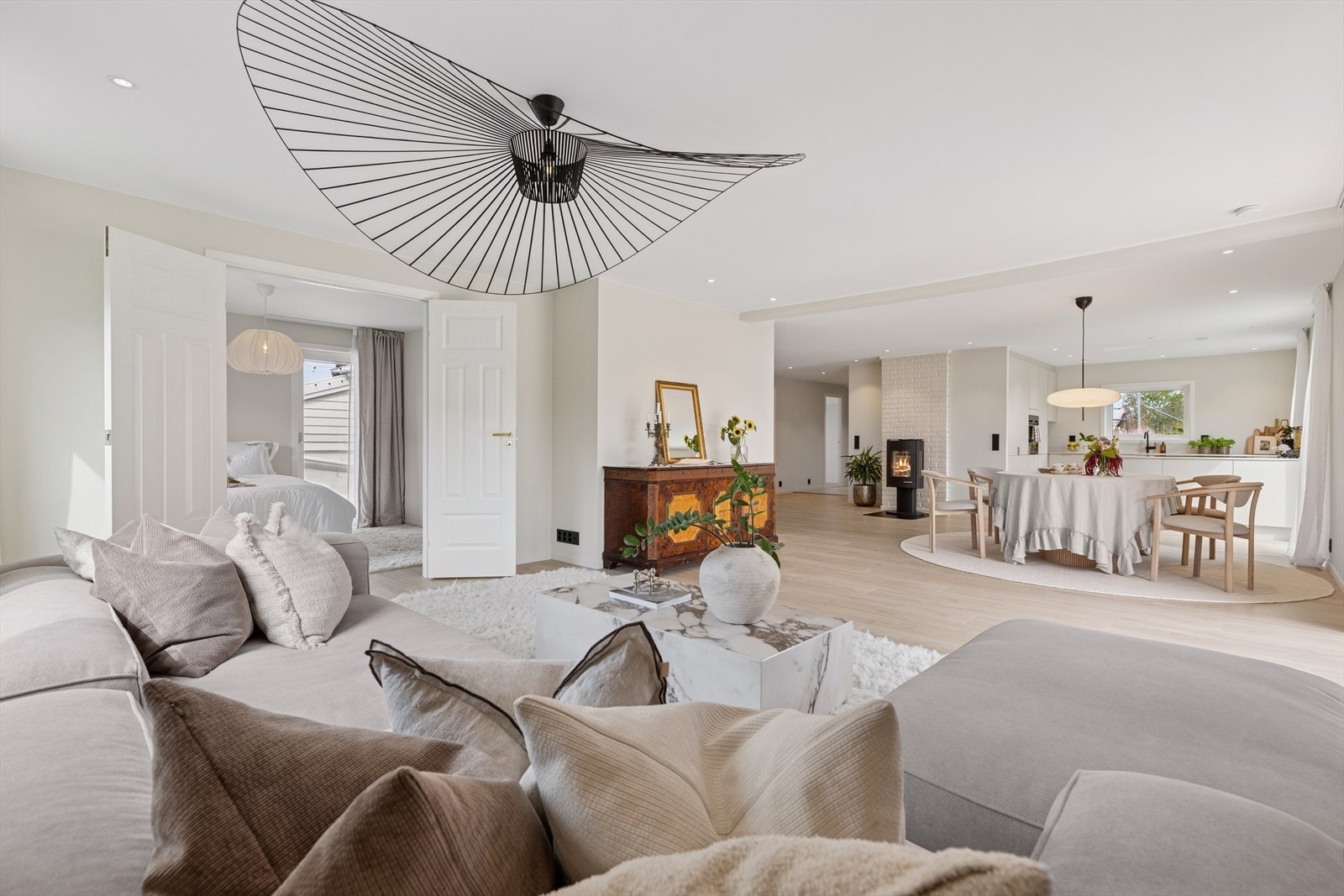 Her har man god plass til å møblere i flere soner med både sofagrupper og spisebord. Galleribilde