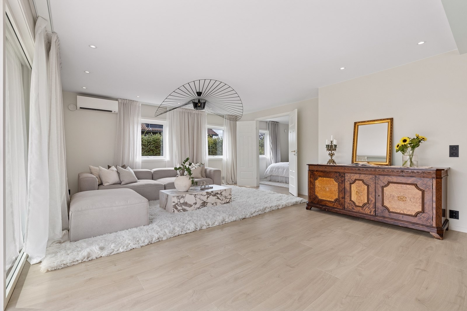 Stue og kjøkken ligger i åpen løsning. Et stort og lyst rom med store vindusflater som gir rikelig med dagslys, samtidig som de bidrar til å skape en god romfølelse. Galleribilde