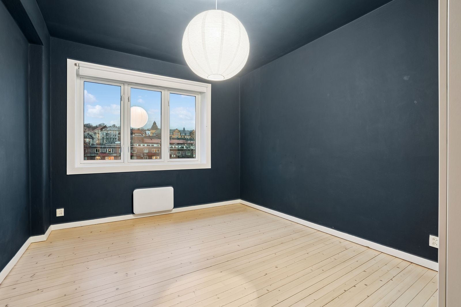 Hovedsoveromemt er stort med både integrert og frittstående garderobeskap. Galleribilde