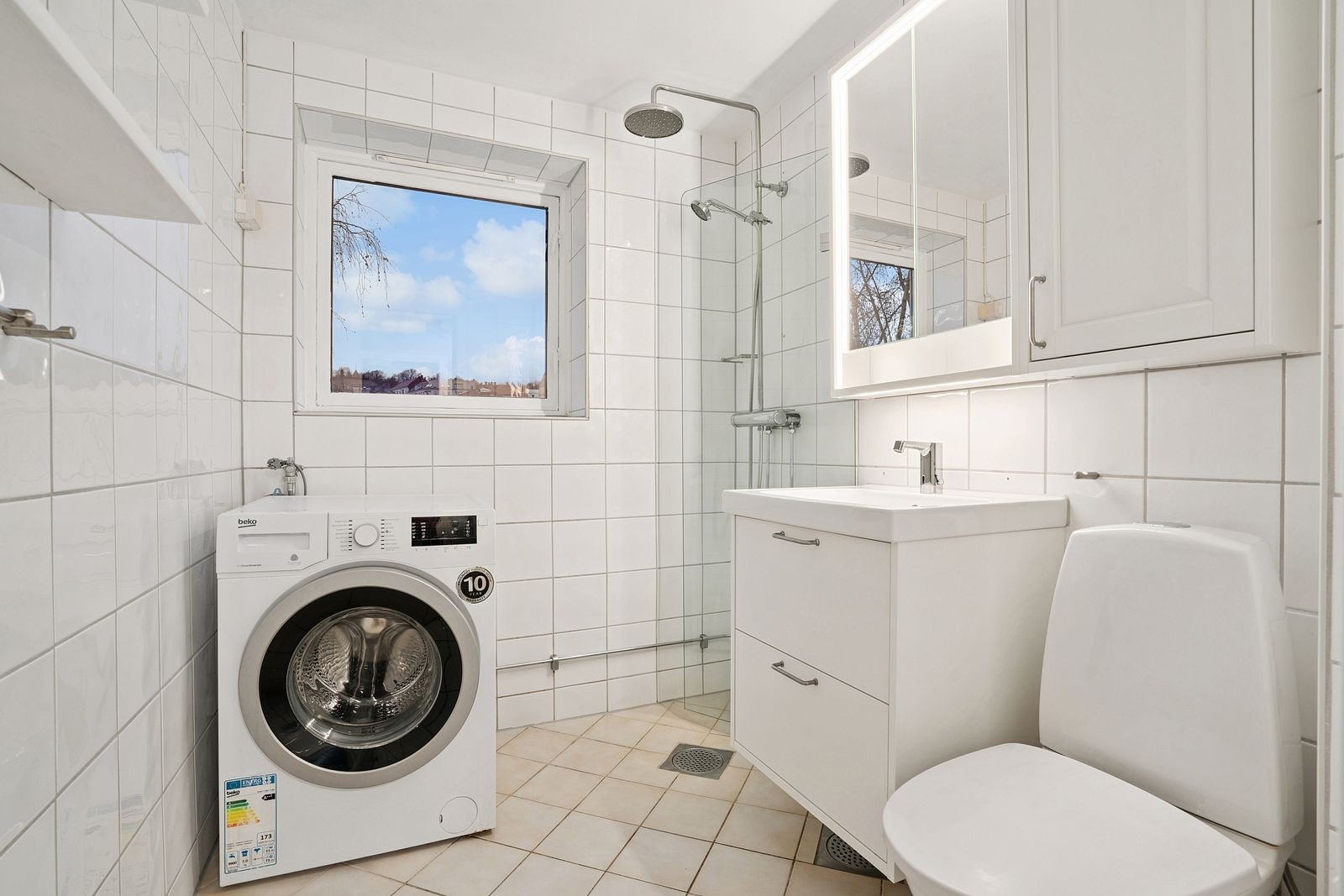 Bad med varmekabler i gulv og vaskemaskin. Galleribilde