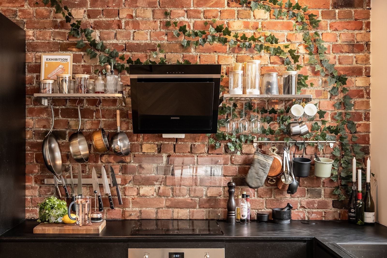 Lekkert med teglsteinsvegg som bryter opp med annen farge og struktur på kjøkkenet. Galleribilde