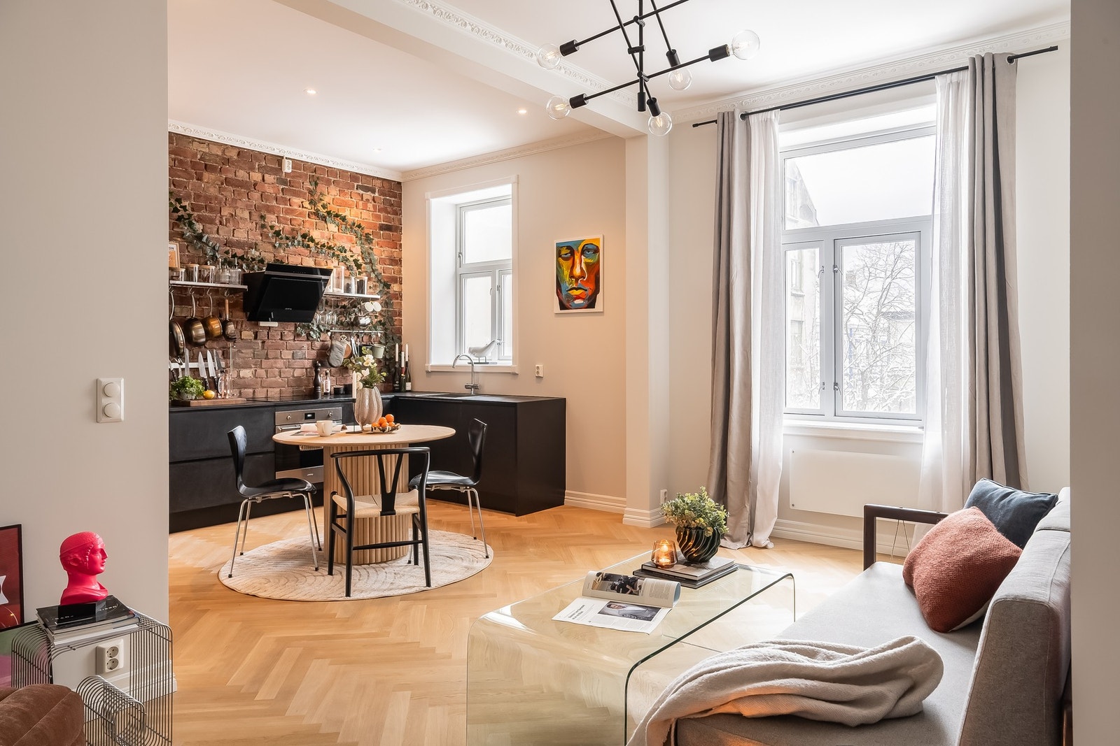 Beliggenheten i 2. etasje sikrer et privat preg uten innsyn. Galleribilde