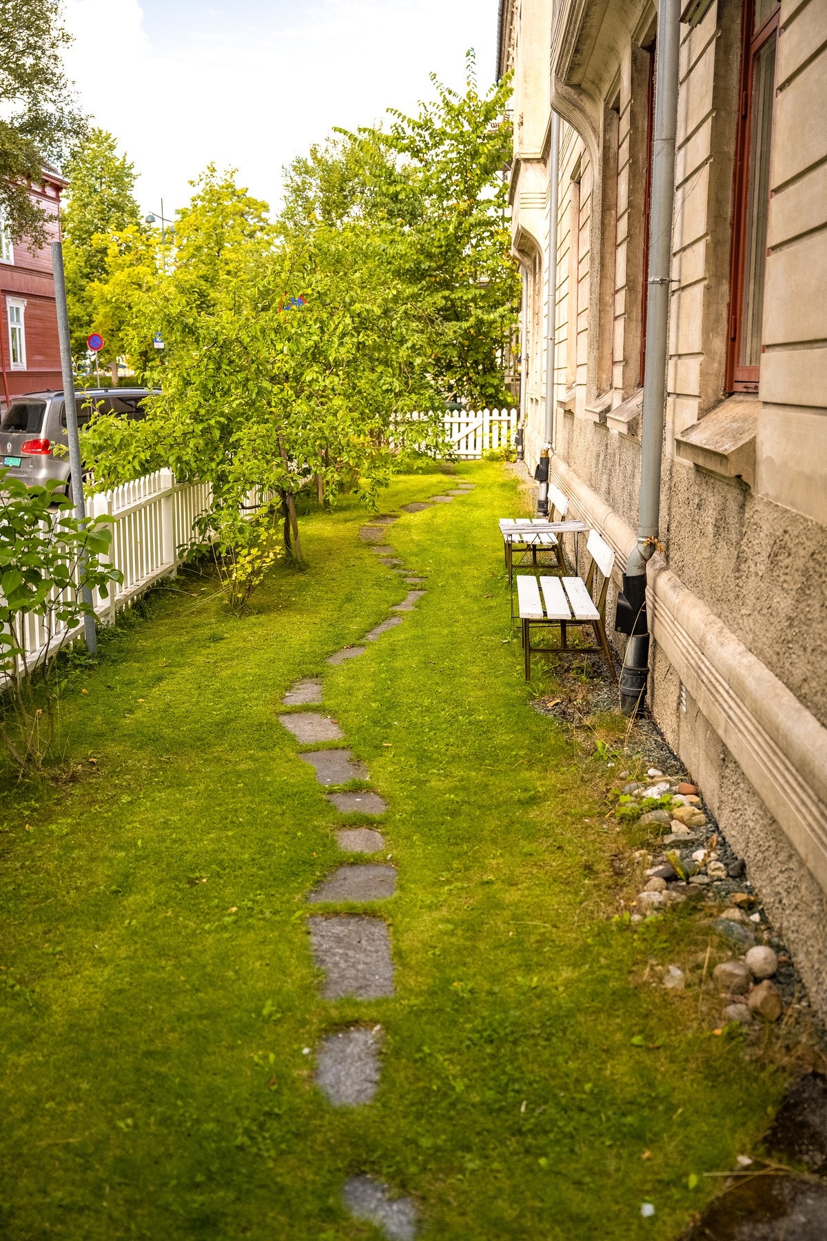 Fellesarealene rundt bygget er frodige og velstelte, og den sentrale plasseringen gir enkel tilgang til byens fasiliteter. Galleribilde
