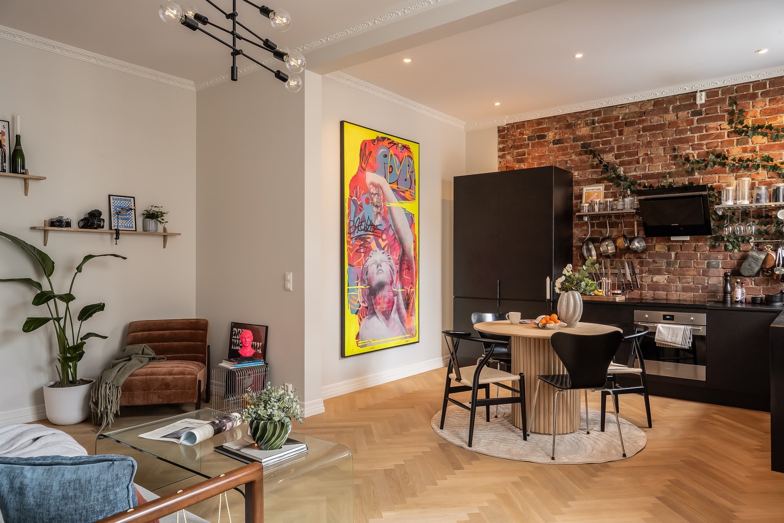 Interiøret er oppgradert til en høy standard, og planløsningen gir en åpen og luftig følelse. Galleribilde