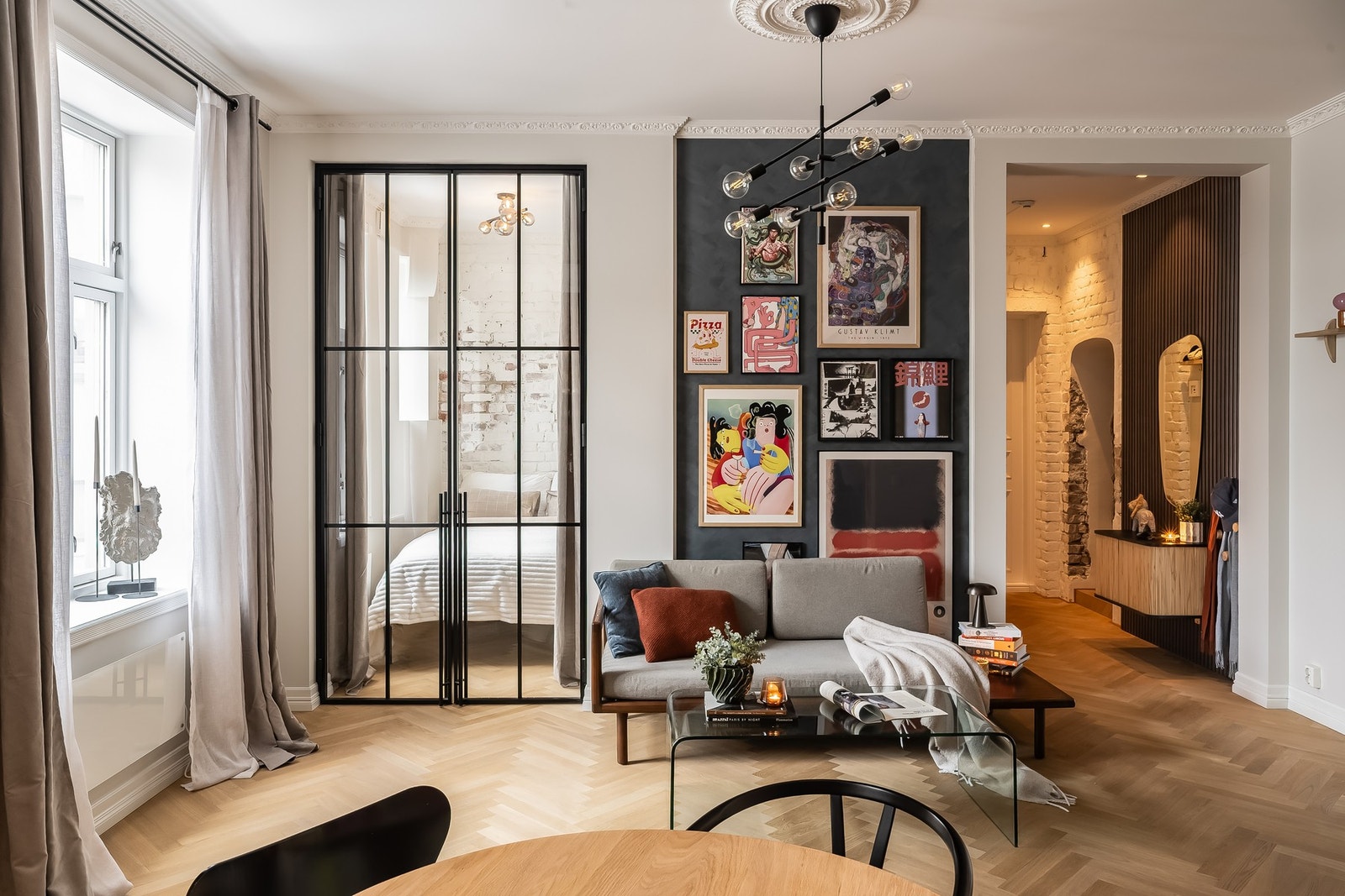 Boligen ligger i en klassisk jugendgård og byr på flotte detaljer som rosett i taket, god takhøyde og dype vindusposter. Galleribilde