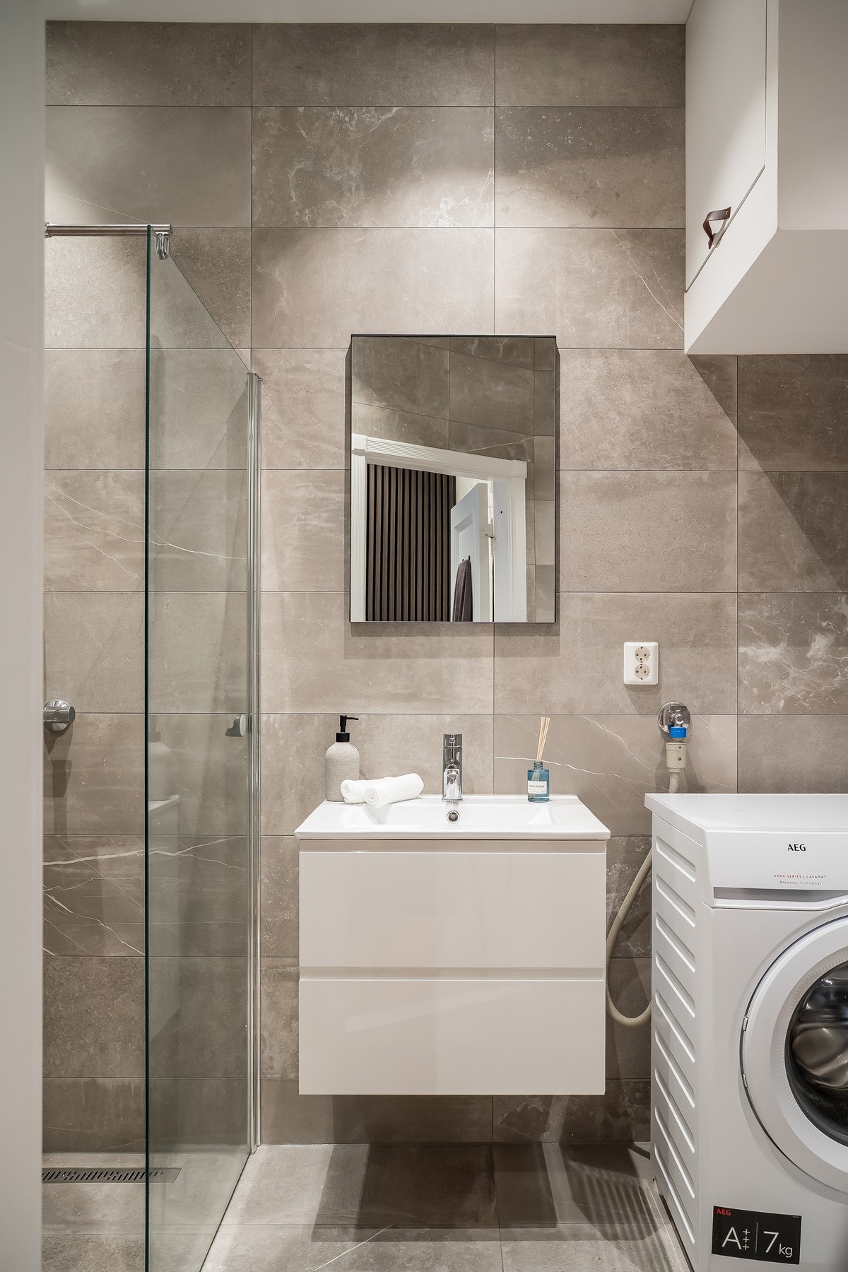 Flott downlightsbelysning i tak. Det er lagt opp for strøm bak speil på bad dersom man ønsker speil med led/lys. Galleribilde