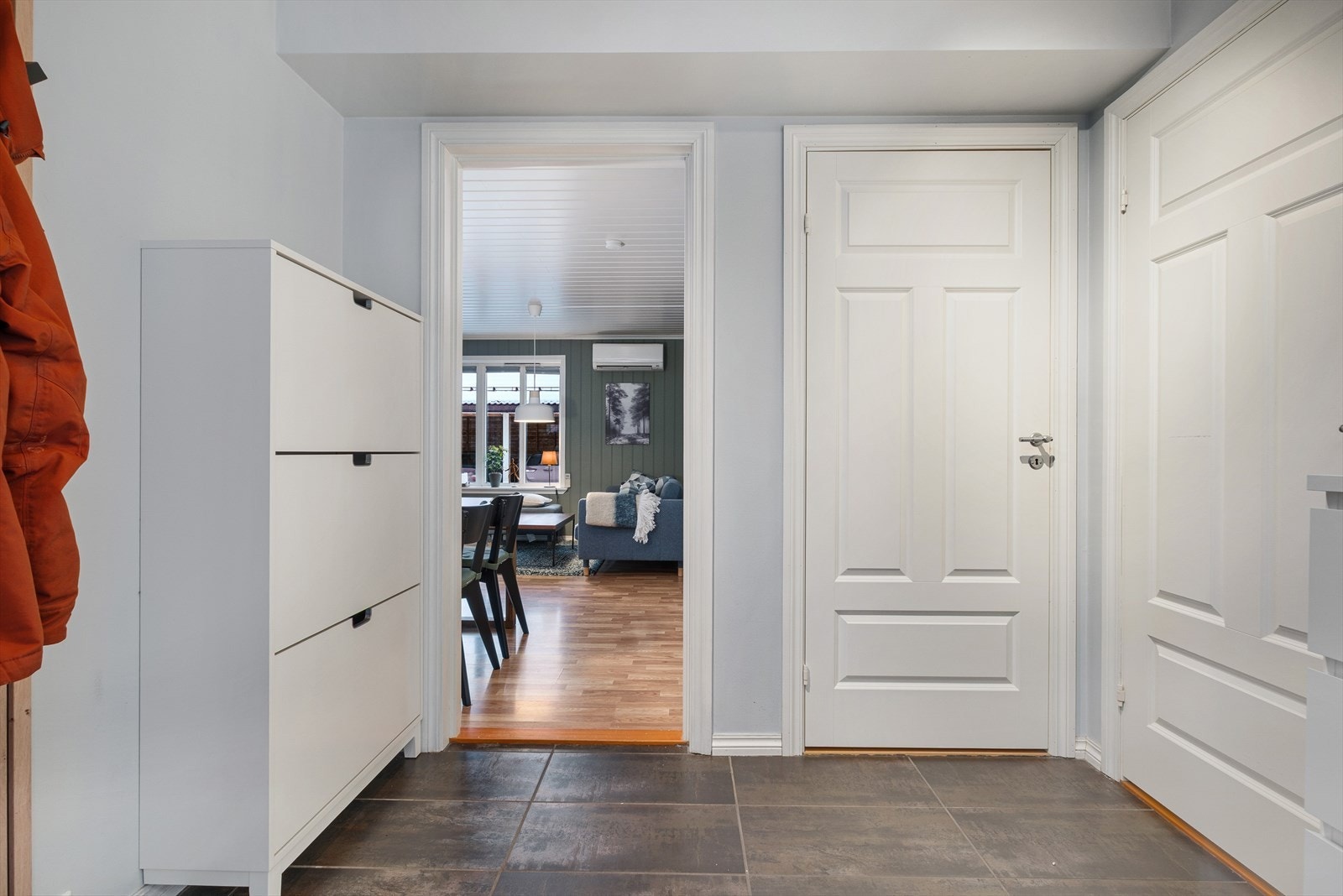 Entre med plass til oppbevaringsmøbler Galleribilde