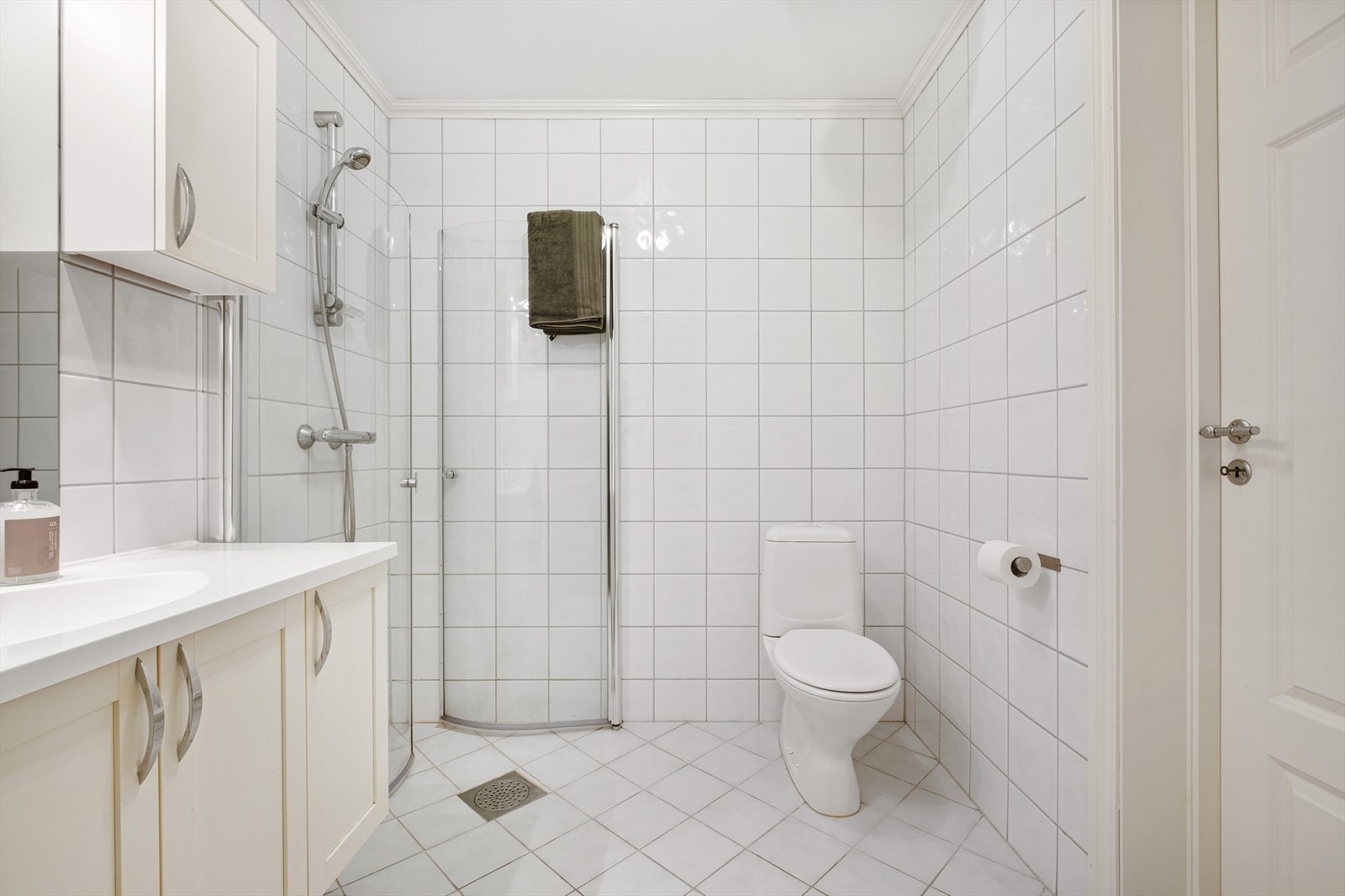 Flislagt gulv med varme. Vaskerom i tilknytning til bad Galleribilde