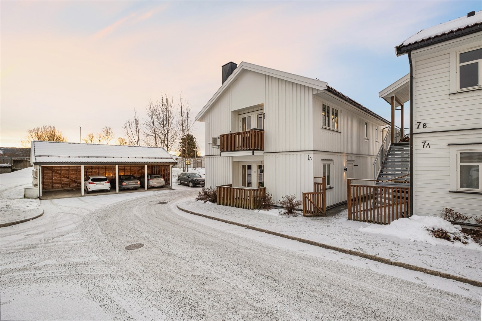 Egen parkeringsplass medfølger boligen Galleribilde