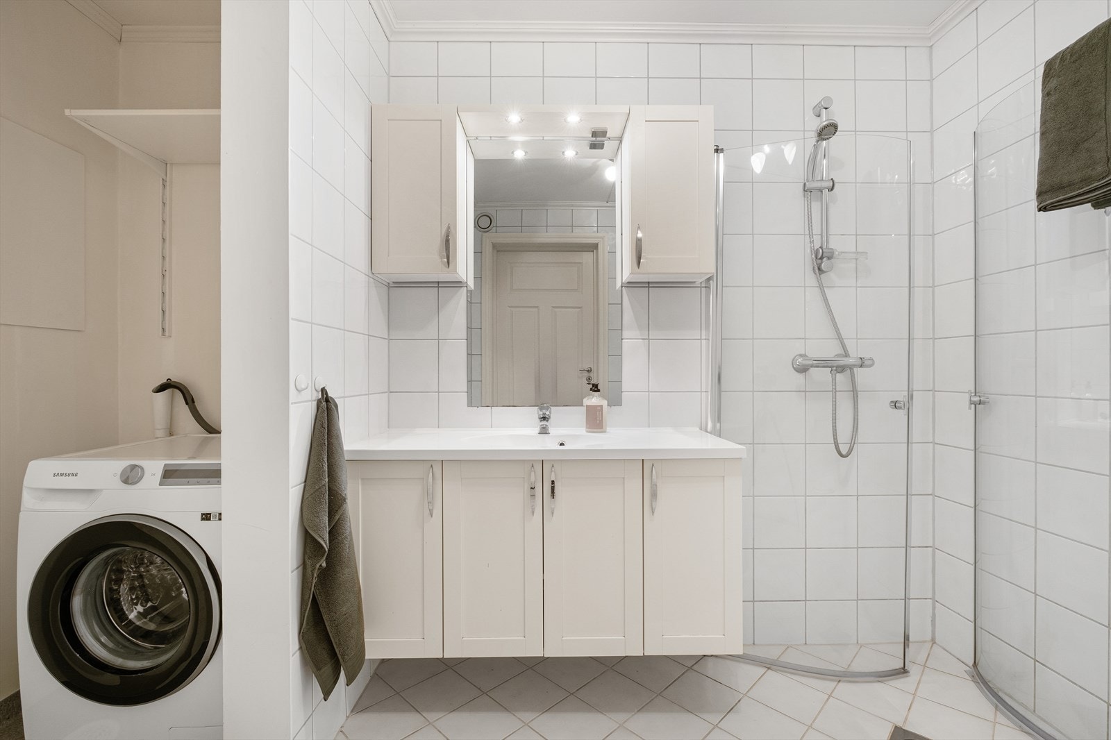 Bad med tilknytning til vaskerom med sluk i gulv. Galleribilde