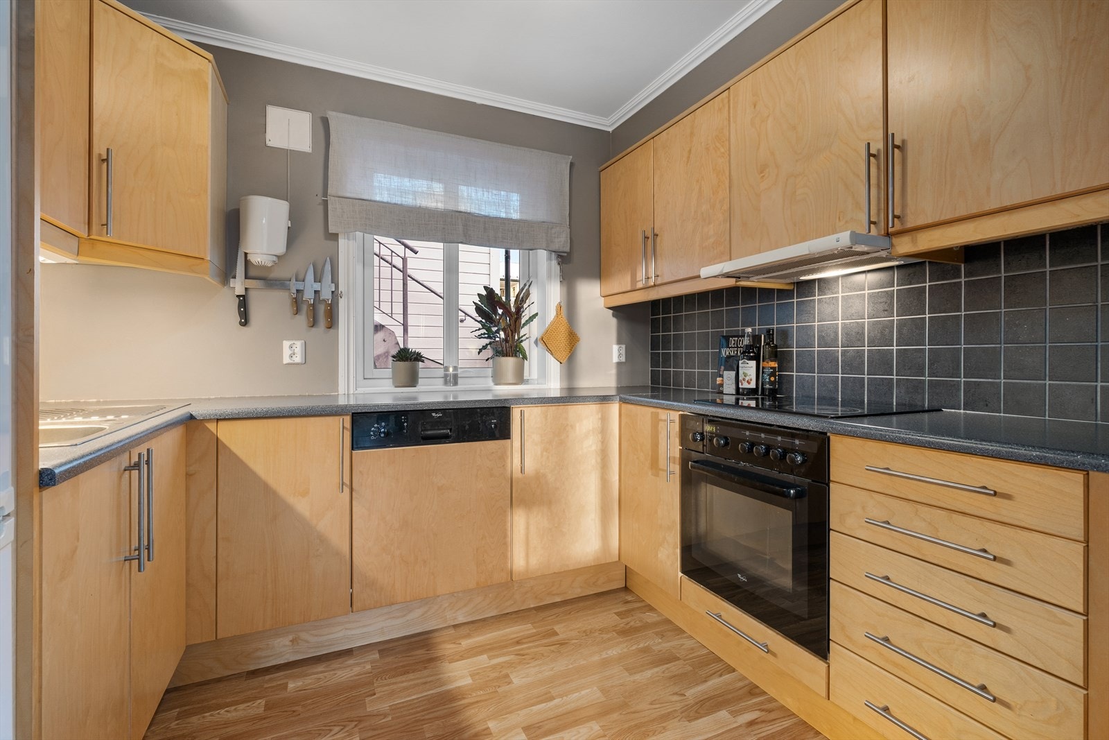 Kjøkkenet har godt med skap- og benkeplass. Galleribilde