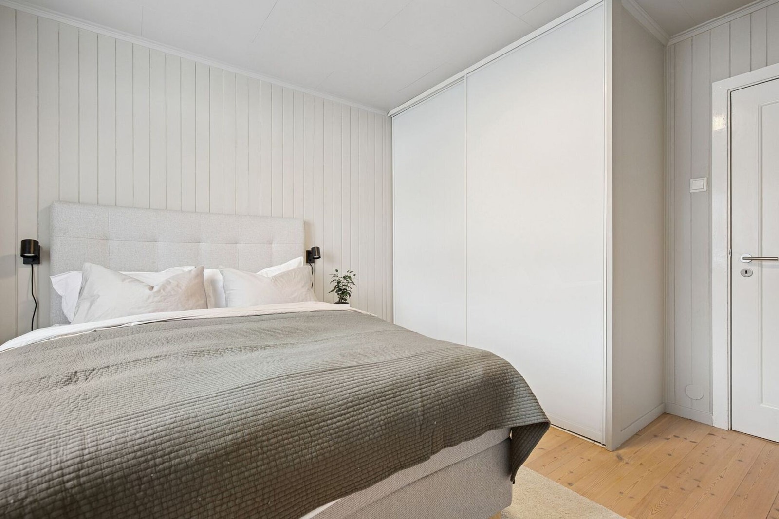 Man finner også en stor skyvedørsgarderobe på soverommet. Galleribilde