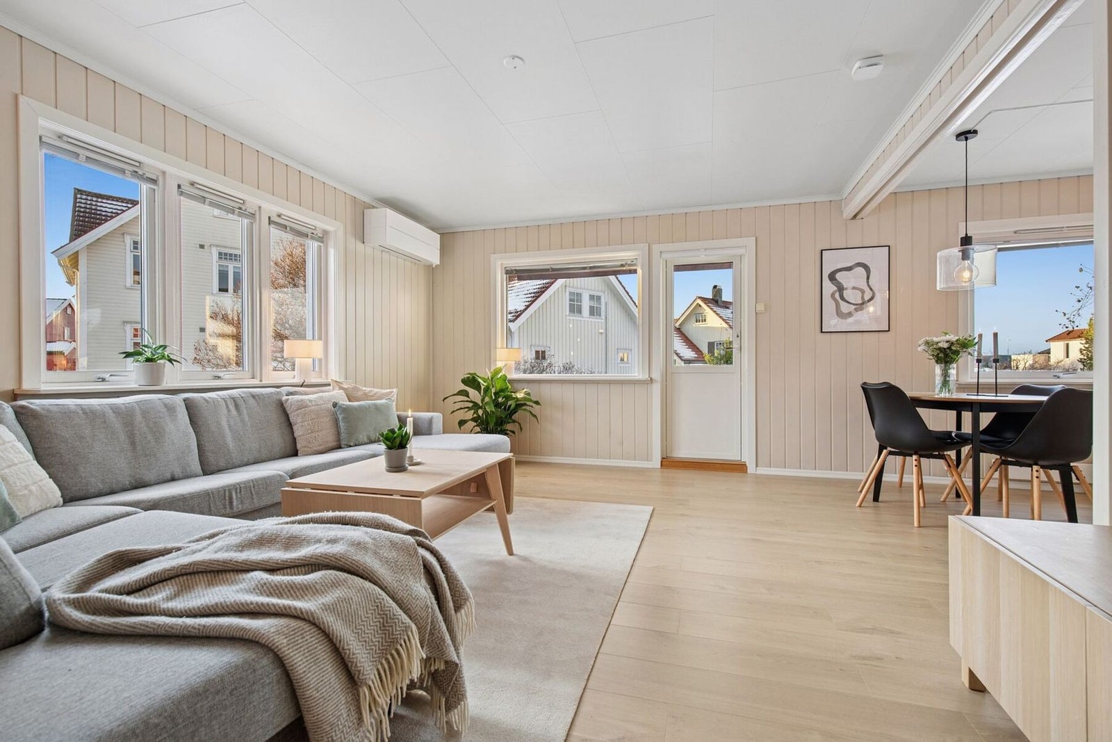 Fra stuen har man utgang til terrasse og hage. Bli med ut! Galleribilde