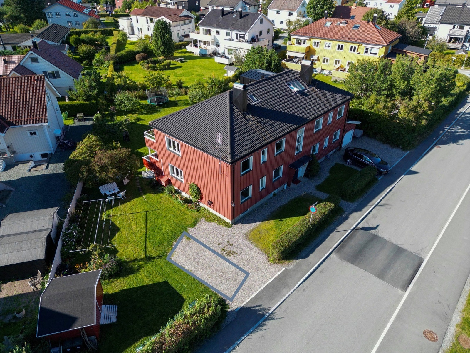 Det medfølger en fast parkeringsplass i merket område, med montert elbillader som medfølger salget. Det er en gjesteparkering på deling i sameiet. Galleribilde