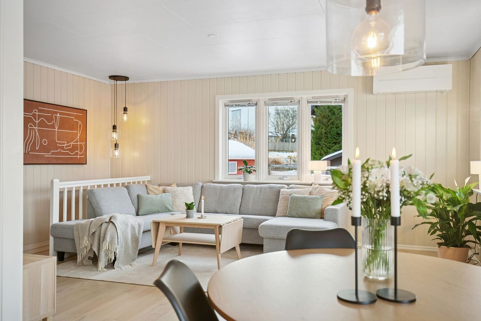 Den åpne løsningen mellom kjøkken og stue måler nesten 40 kvm. Galleribilde