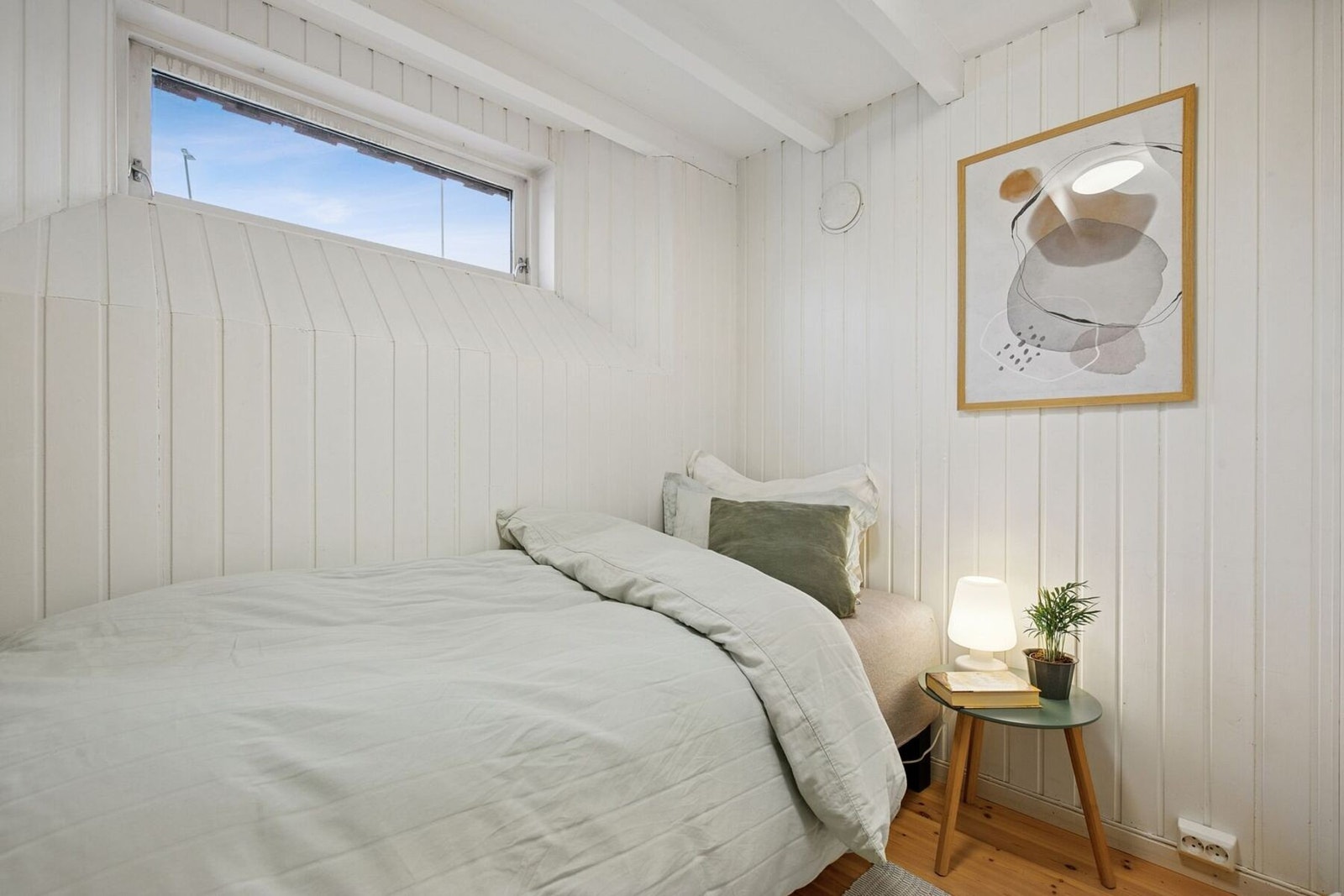 Det er satt opp en lettvegg i kjellerstuen, hvor rommet i dag benyttes som kontor/gjesterom. Galleribilde