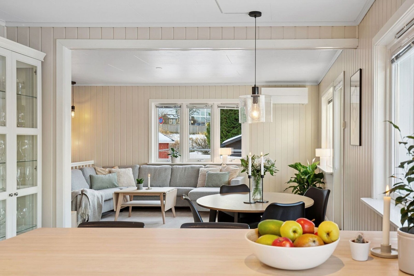 Store vindusflater gir rikelig med naturlig lys, som strømmer fint gjennom leiligheten. Galleribilde