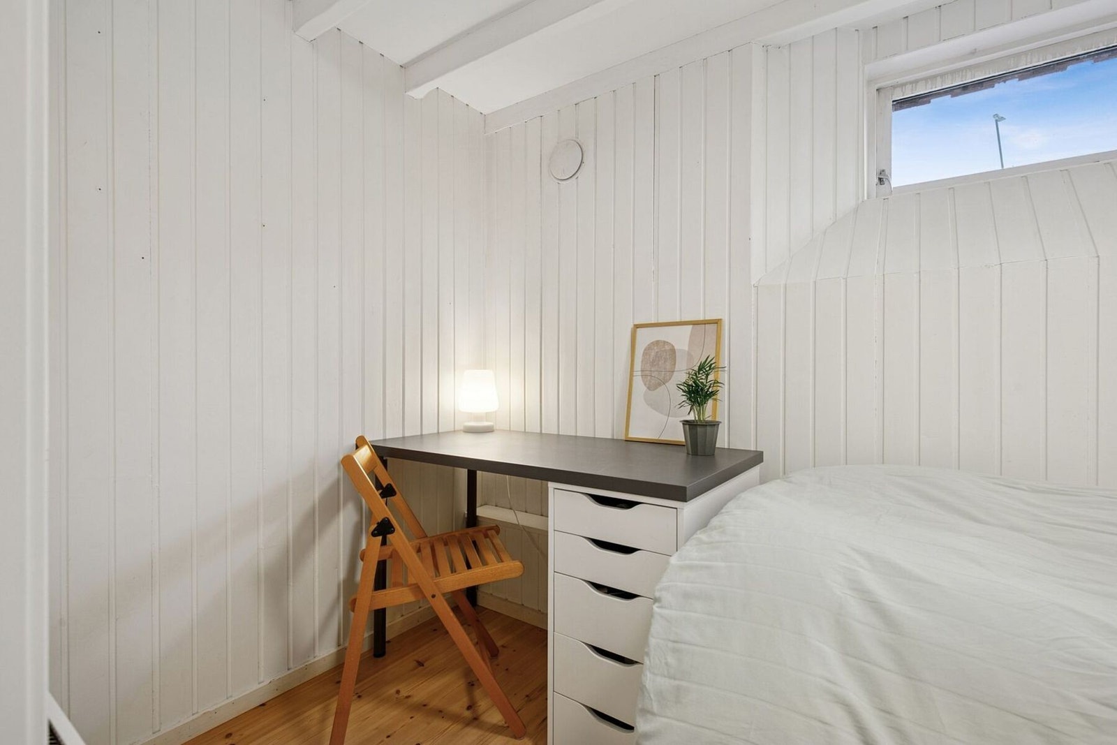 Interessenter oppfordres til å lese avsnittet "Midlertidig brukstillatelse og ferdigattest" samt "Sameiet" vedrørende dagens bruk av kjelleren i salgsoppgaven. Galleribilde