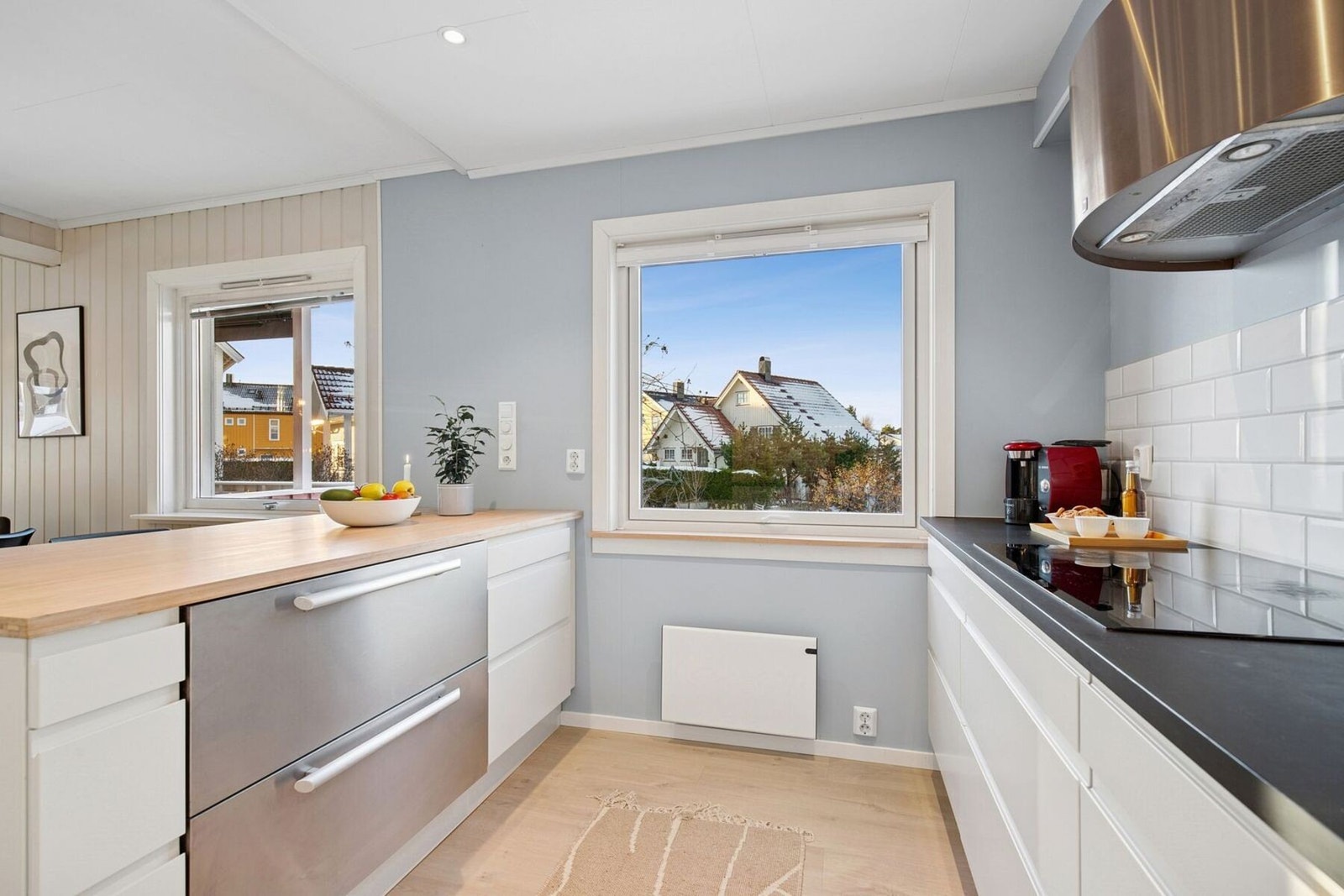 Kjøleskapsskuff og en tøff avtrekksvifte gjør ikke kjøkkenet bare funksjonelt, men gir også det lille ekstra. Galleribilde