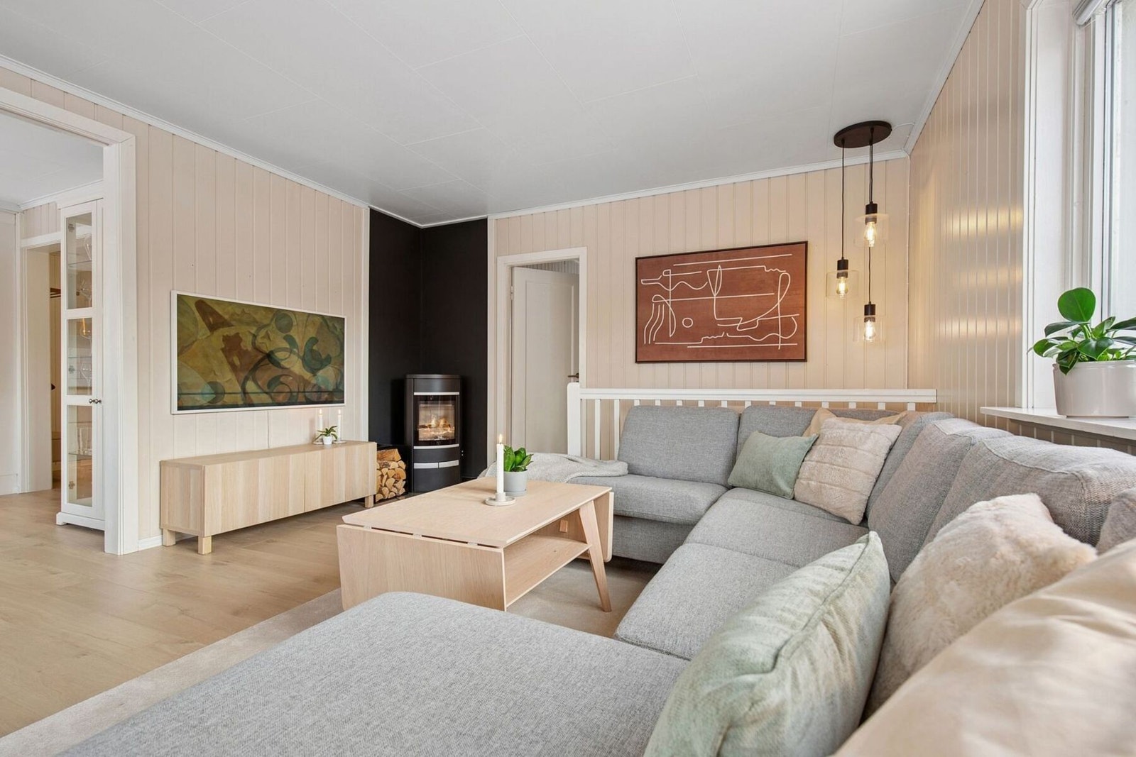 Boligen har flere oppvarmingskilder: varmepumpe, vedfyring og elektriske ovner. Galleribilde