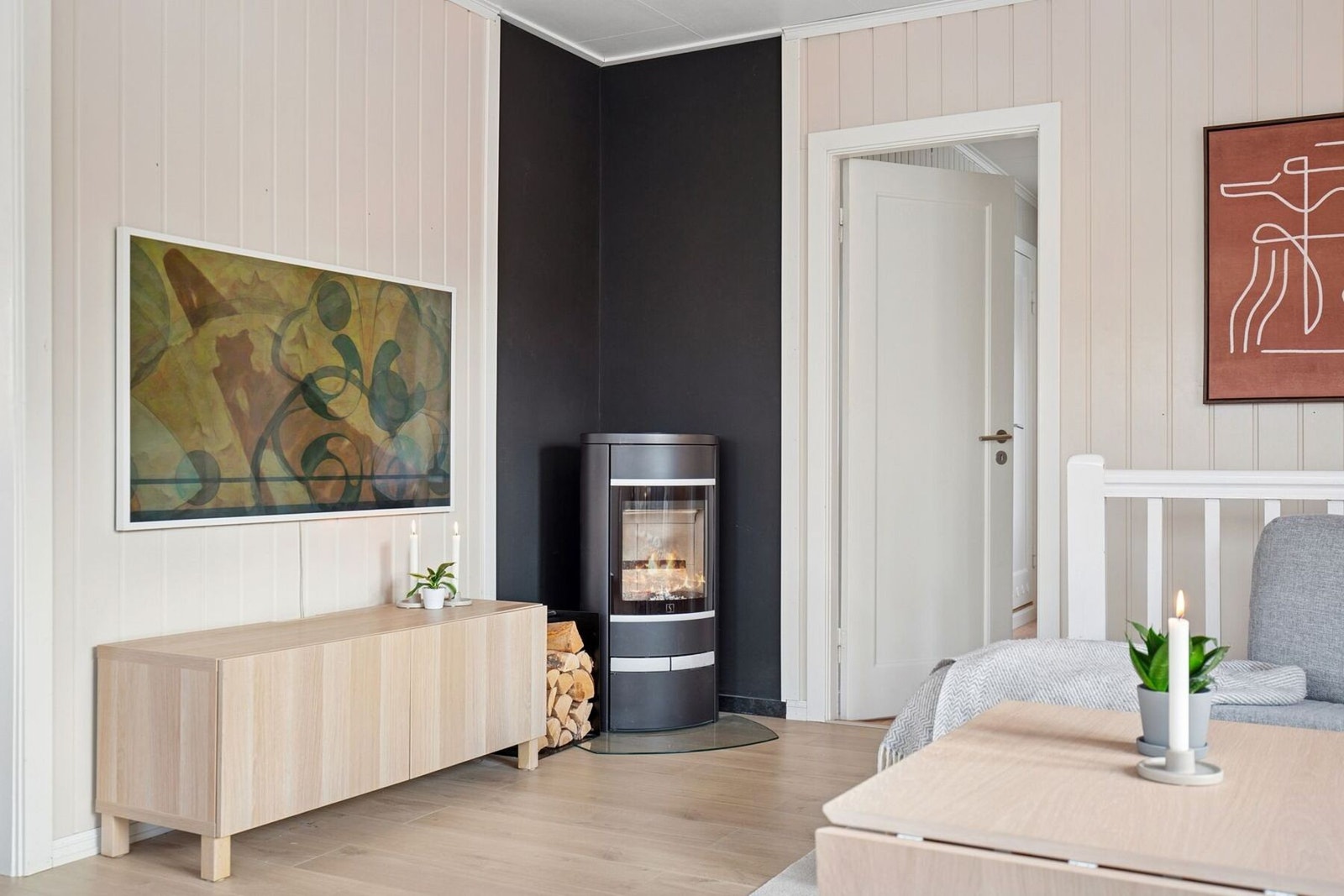 Boligen har vedfyring i begge etasjer. Ovnspipen ble Ovnspipe ble rehabilitert i 2018. Galleribilde