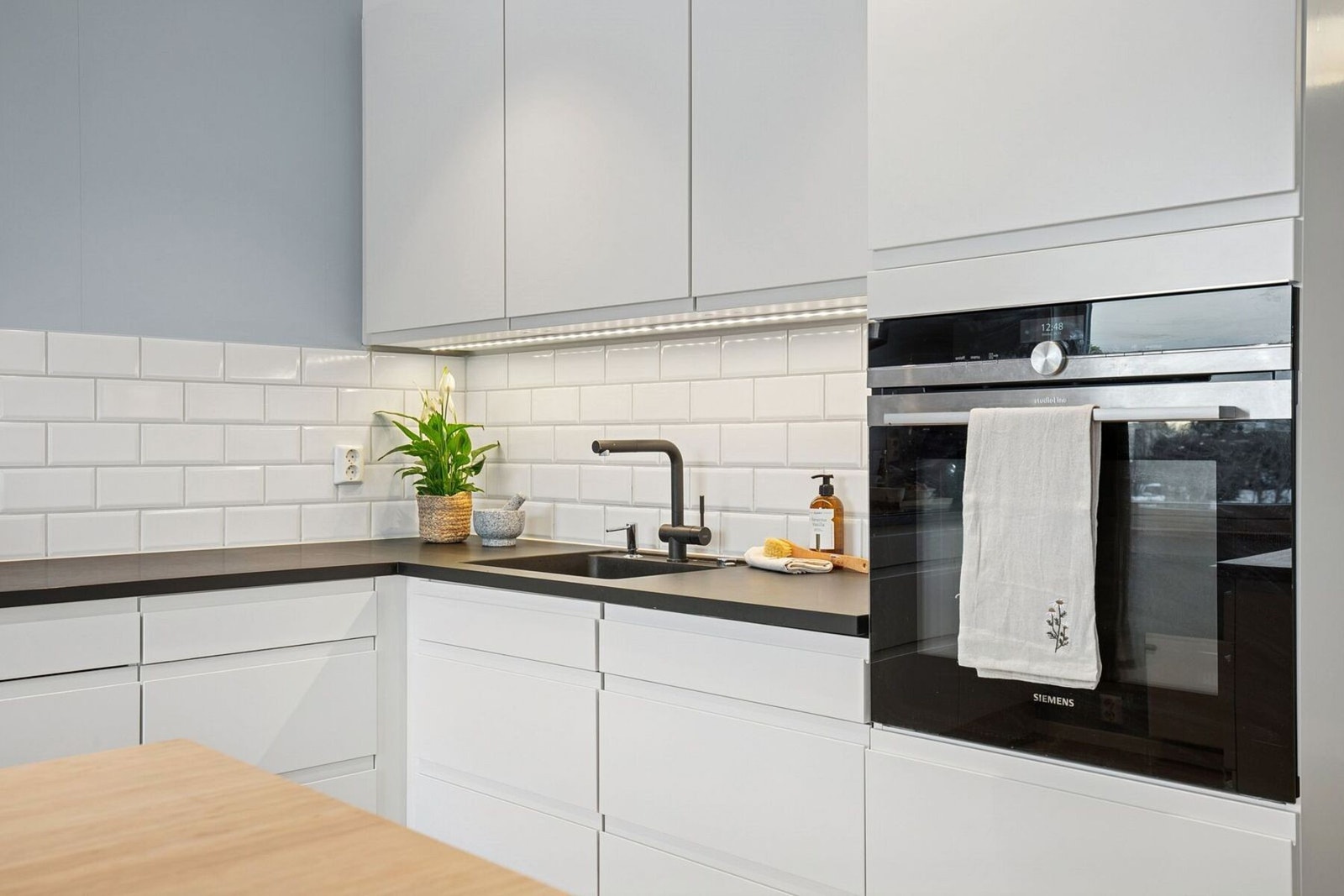 Et tidløst kjøkken med hint av tidsriktige detaljer. Galleribilde