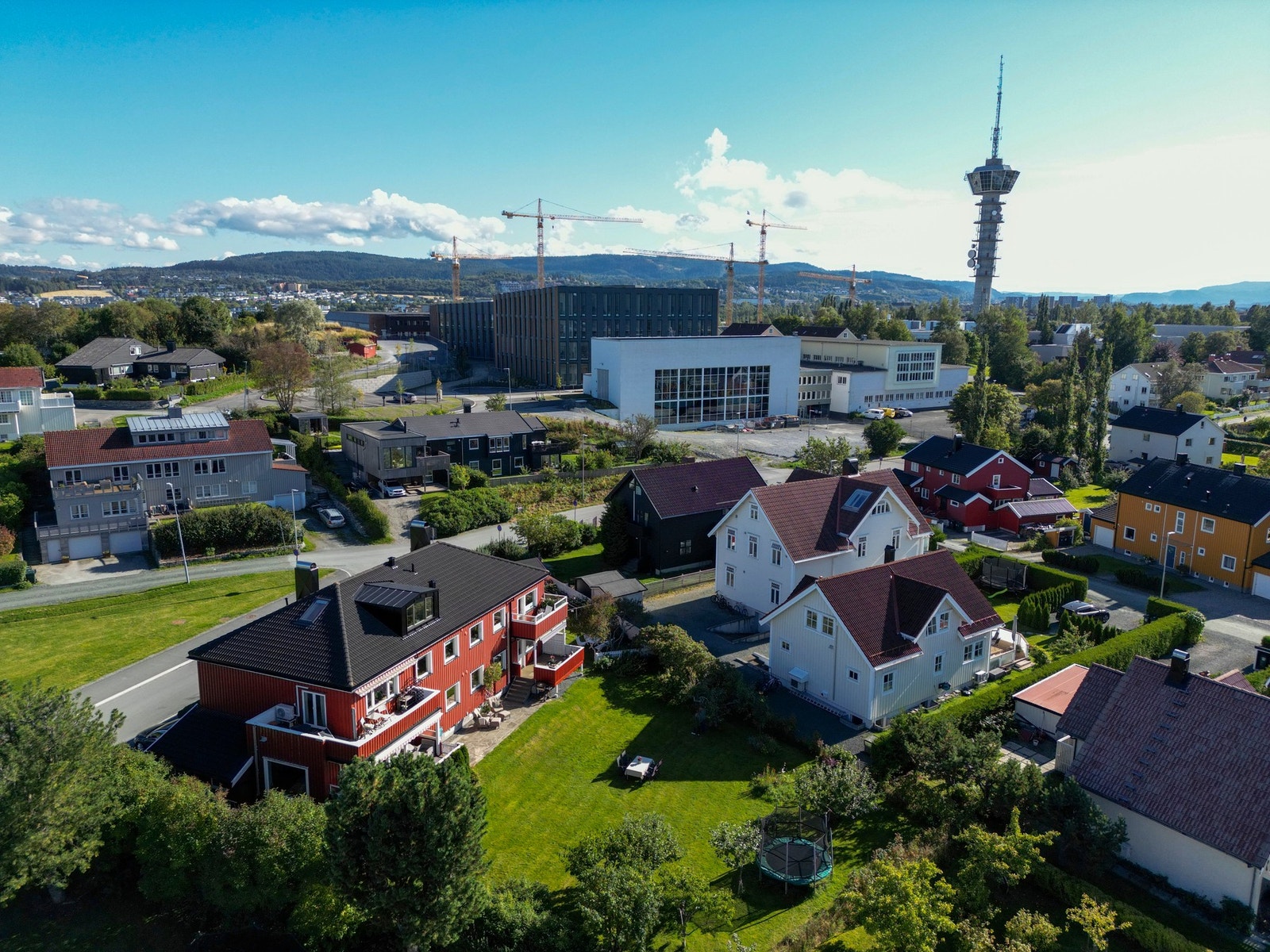En lekker leilighet i en firemannsbolig, i et ettertraktet strøk på Tyholt, med en unikt flott hage. Galleribilde