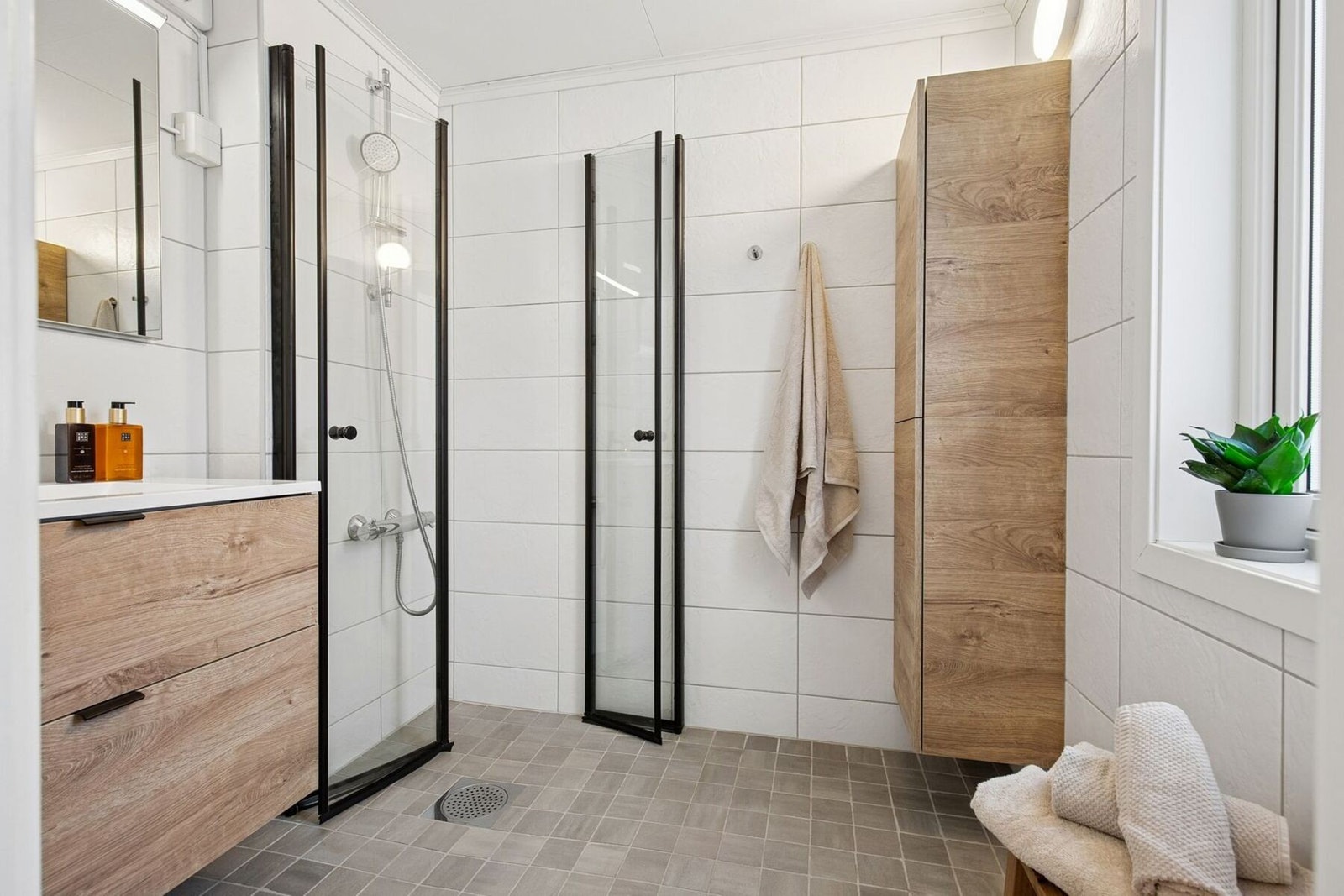 Boligens bad fikk ny baderomsinnredning og dusjdører i 2025. Galleribilde