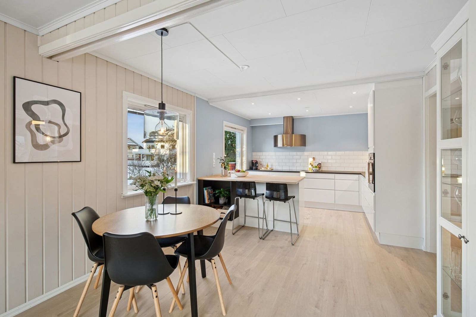 Planløsningen er gjennomgående, og har flere gode møbleringsløsninger. Galleribilde