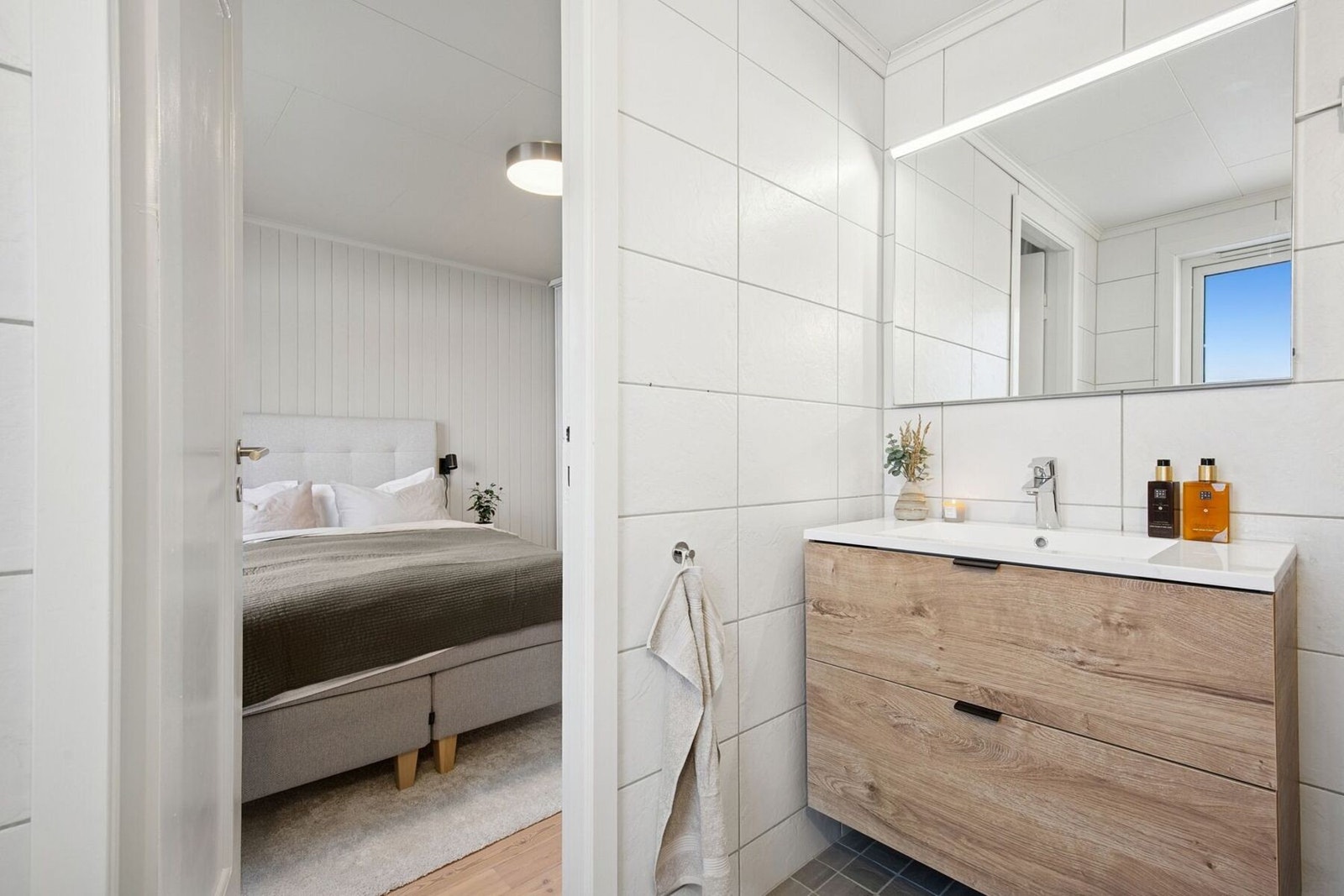 Badet er i direkte tilknytning til hovedsoverommet. Galleribilde