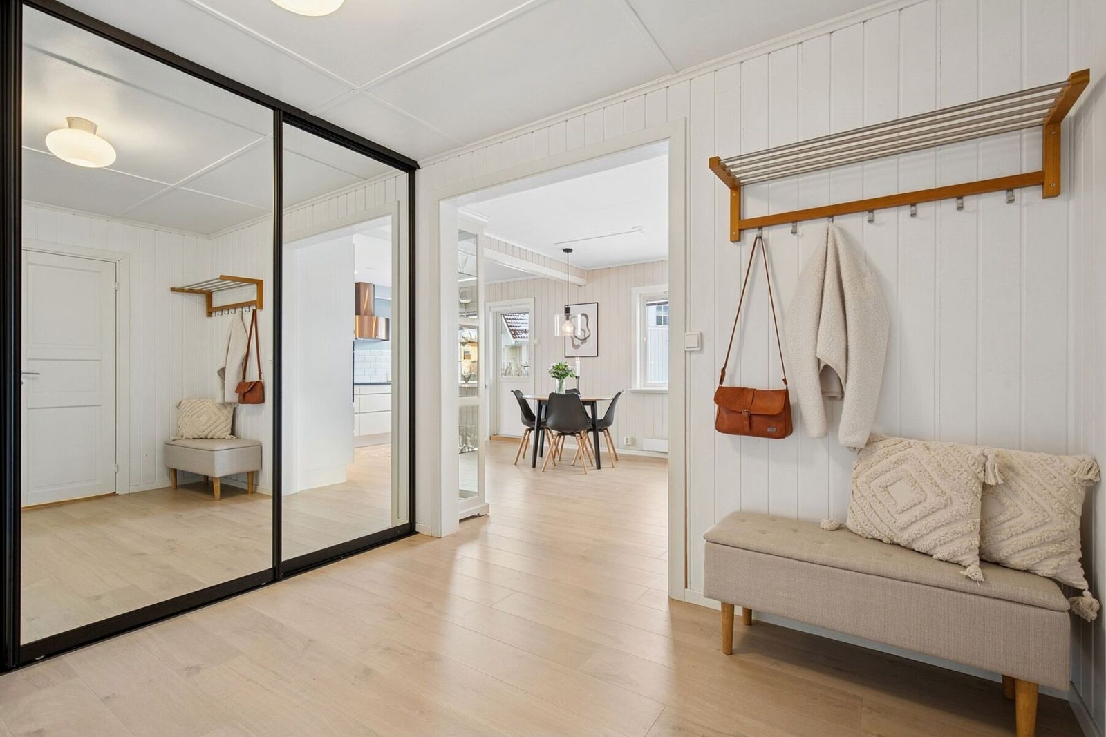 En romslig og innbydende hall som måler 10,5 kvm. Galleribilde