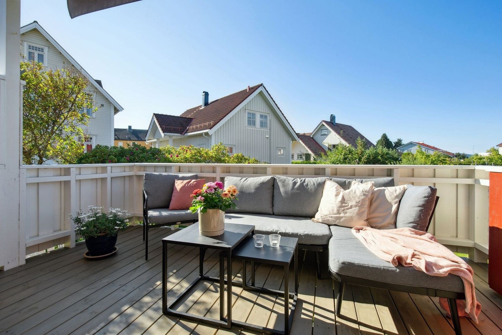 Her er det god plass til sittegruppe og en grill. Galleribilde