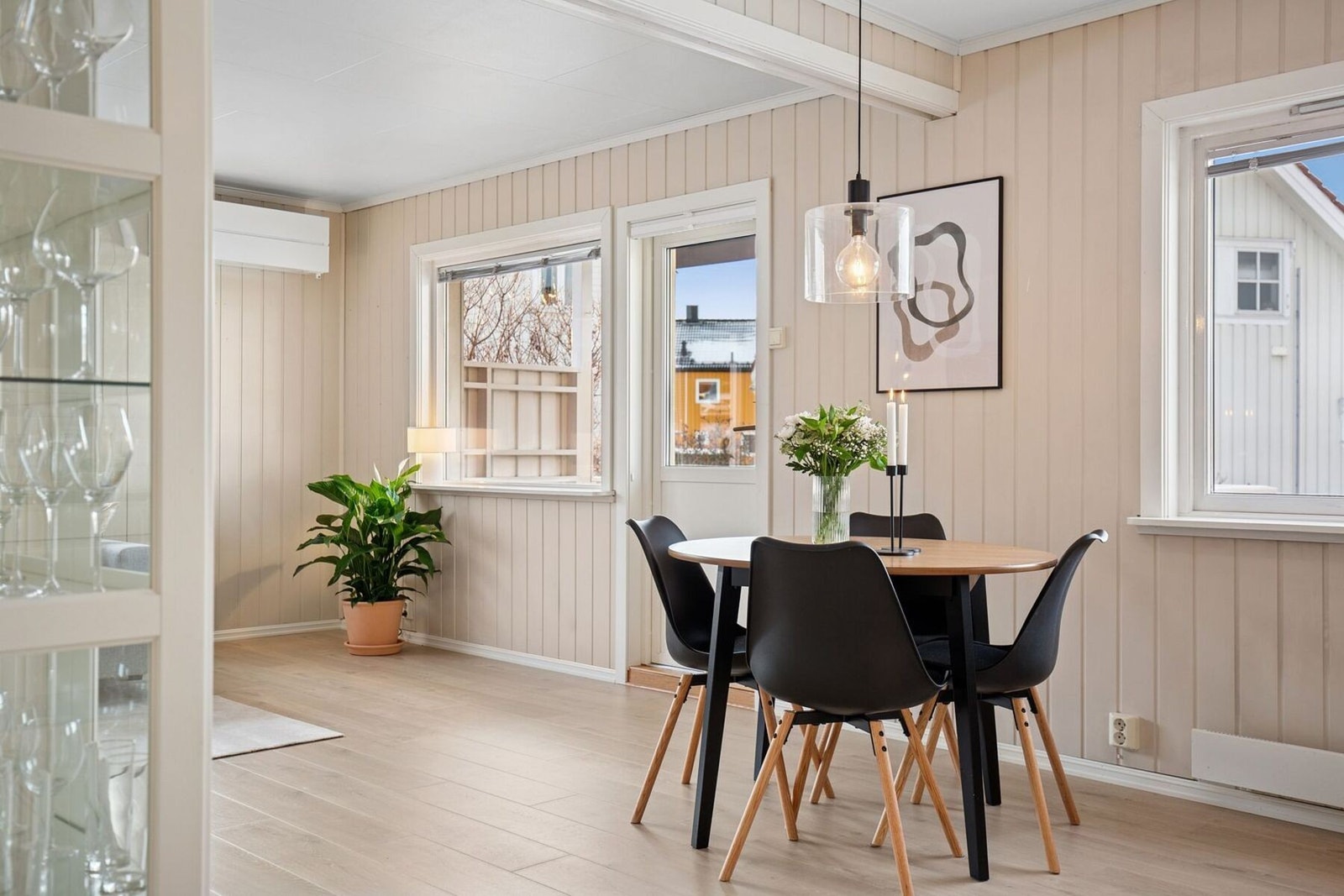 Spiseplassen havner naturlig mellom kjøkken og stue. Galleribilde