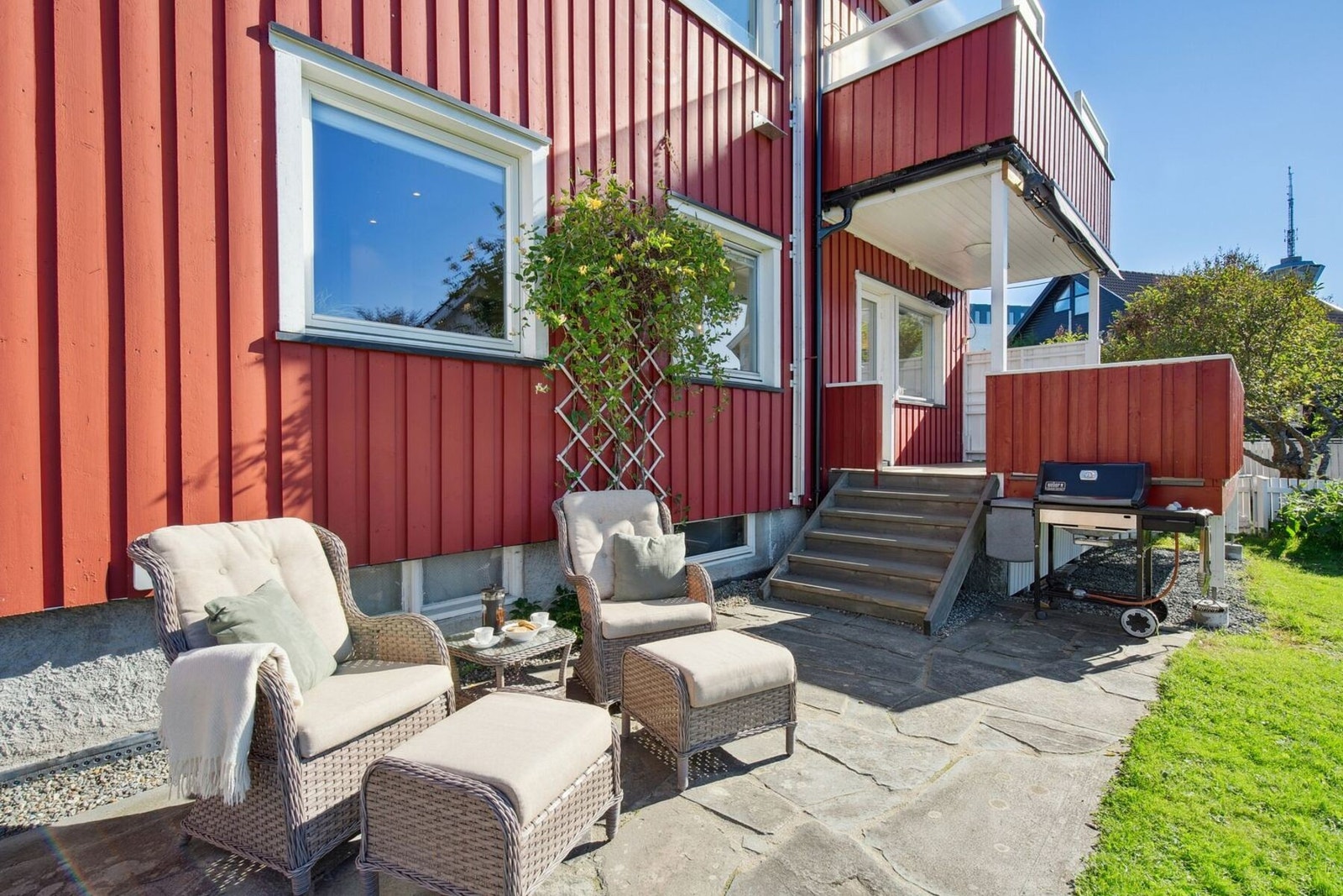 Det er direkte nedgang til sameiets hage på baksiden av boligen, som kan enkelt beskrives som frodig og grønn. Galleribilde