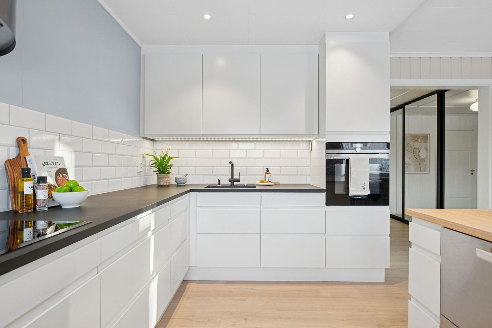 Det er godt med benke- og oppbevaringsplass. Galleribilde