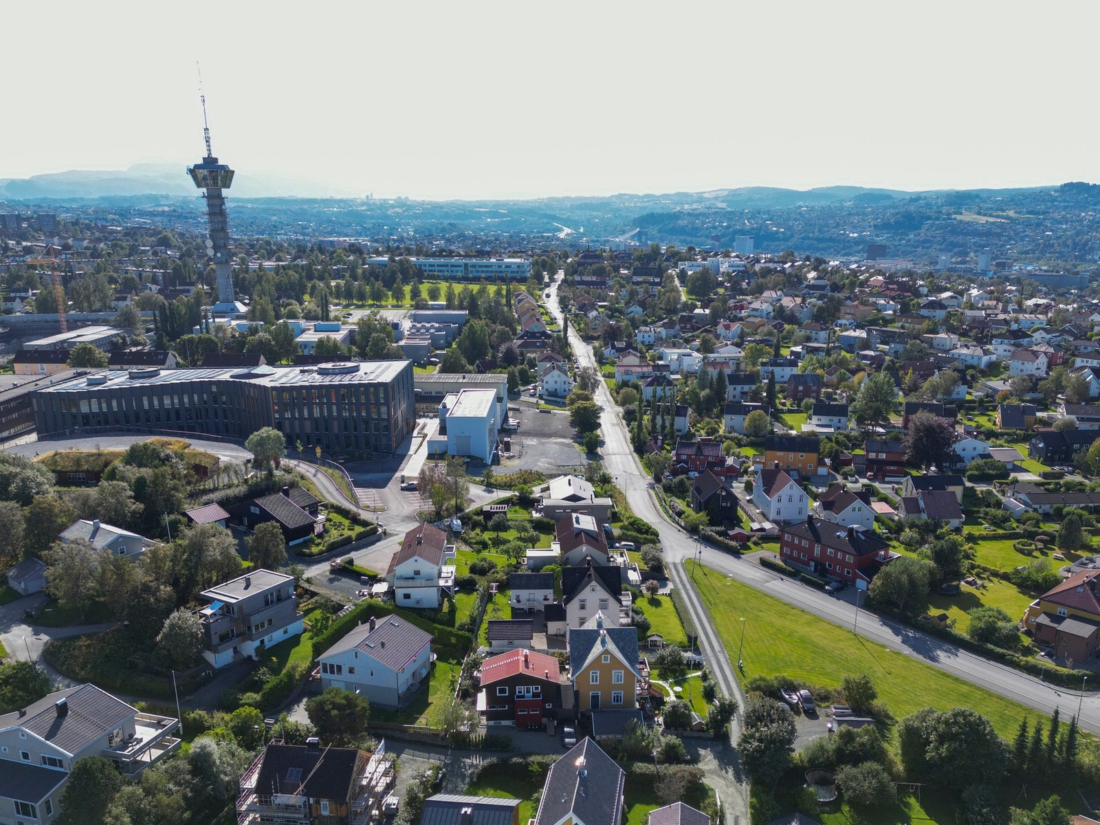 Det er korte distanser til alle hverdagsfasiliteter, barnehager, skoler og kollektivtrafikk. Galleribilde