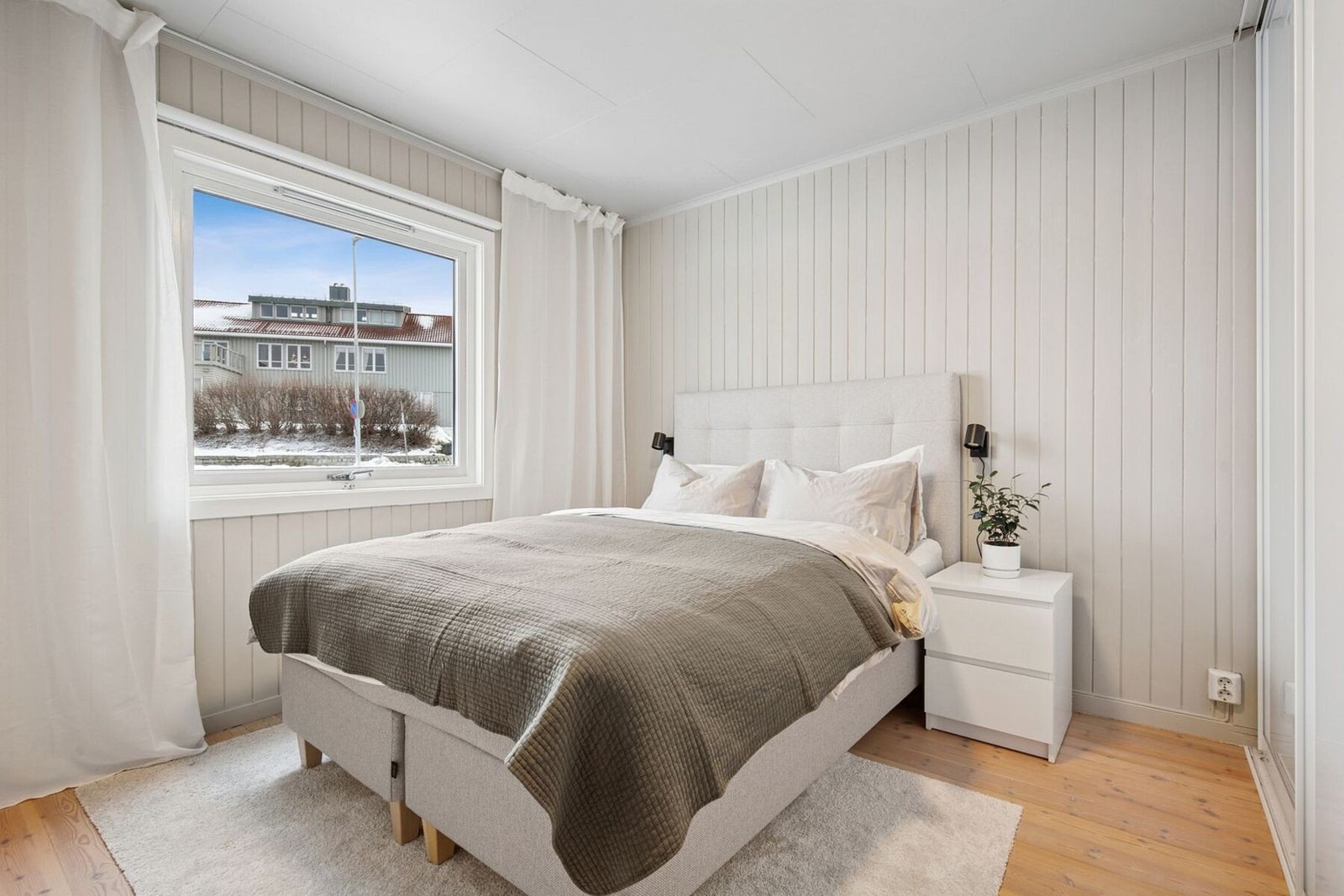 Det er to gode soverom i boligen. Parketten på hovedsoverommet ble slipt og lakkert i 2025. Det ble lekkert, eller hva? Galleribilde