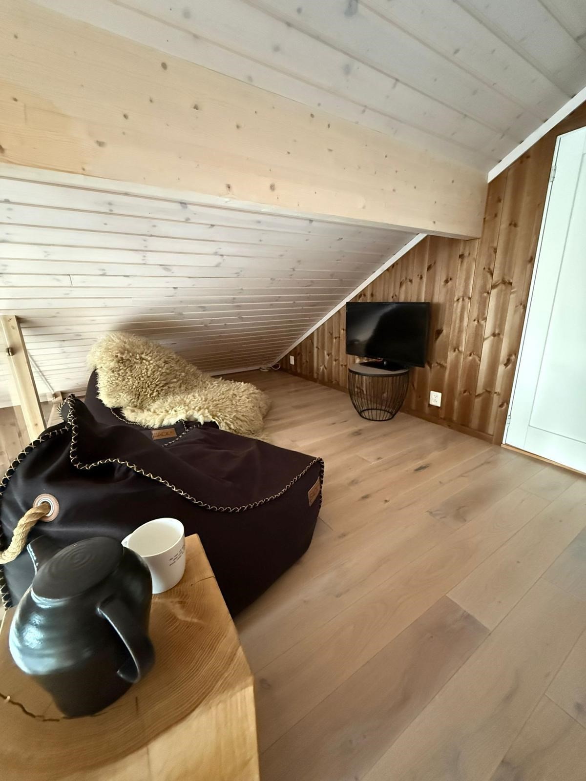 Hemsen har parkett på gulvet og panel i taket. Galleribilde