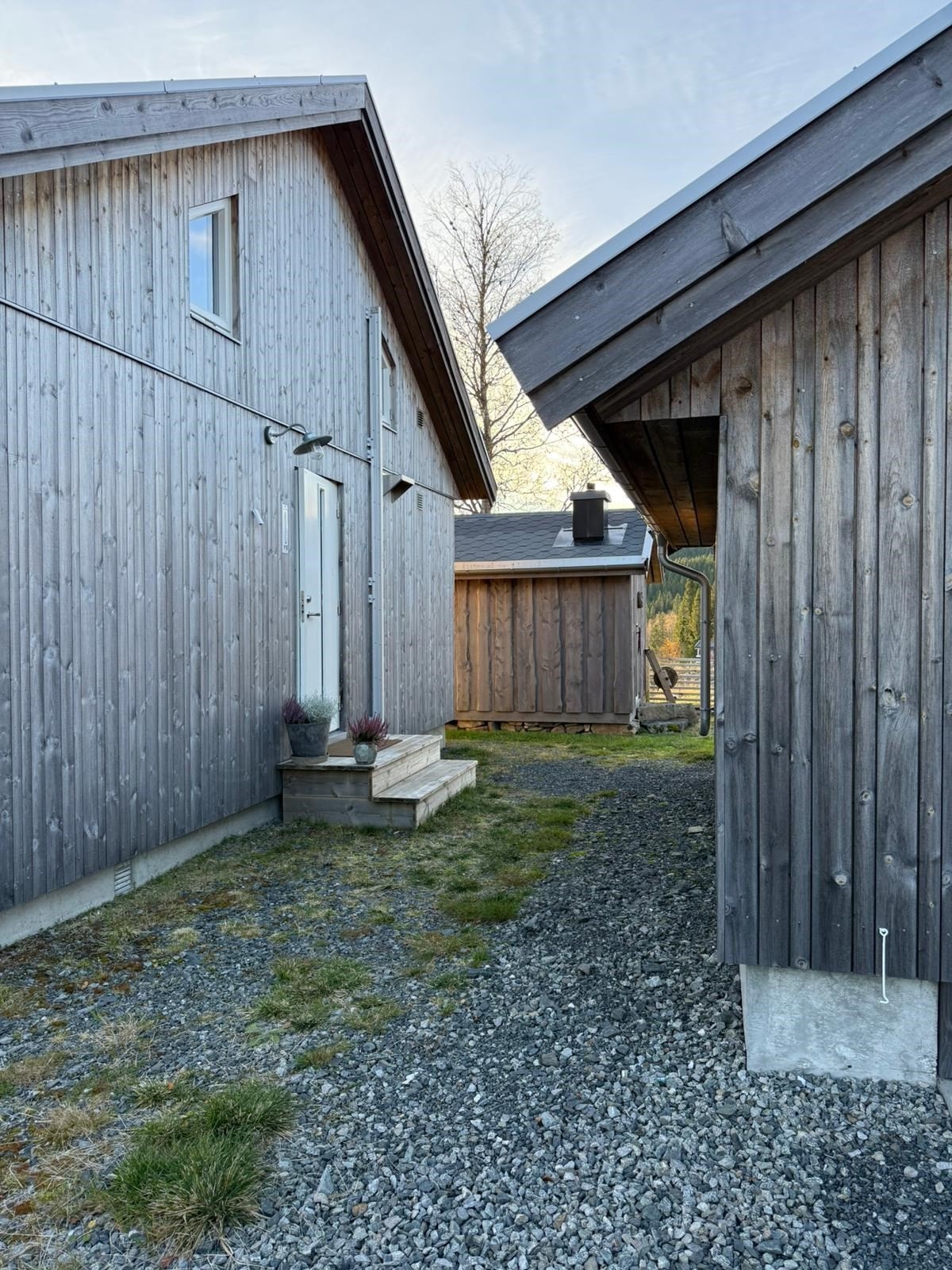 I tillegg til hytta er det både et uthus og et anneks på eiendommen. Galleribilde