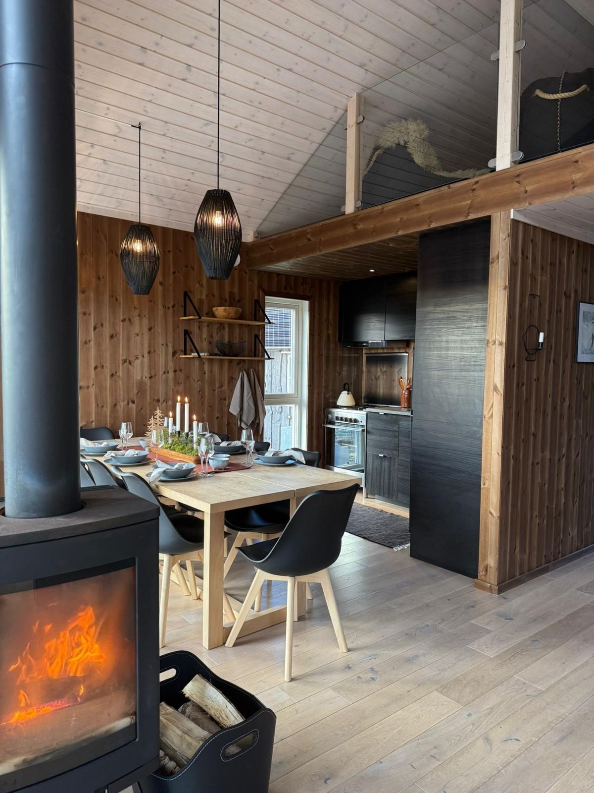 God takhøyde og åpen løsning opp mot hemsen. Galleribilde