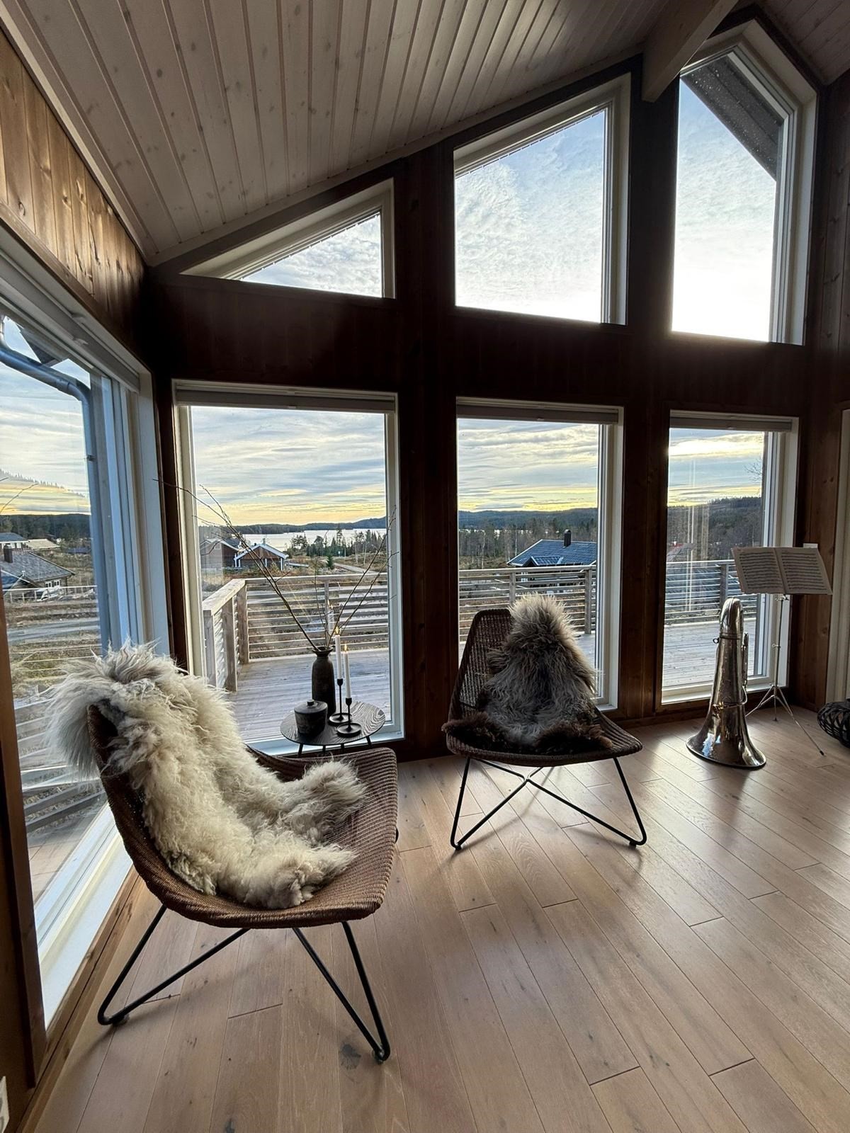 Dekorativ vindusløsning, med store vindusflater som visker ut skillet mellom ute og inne. Galleribilde