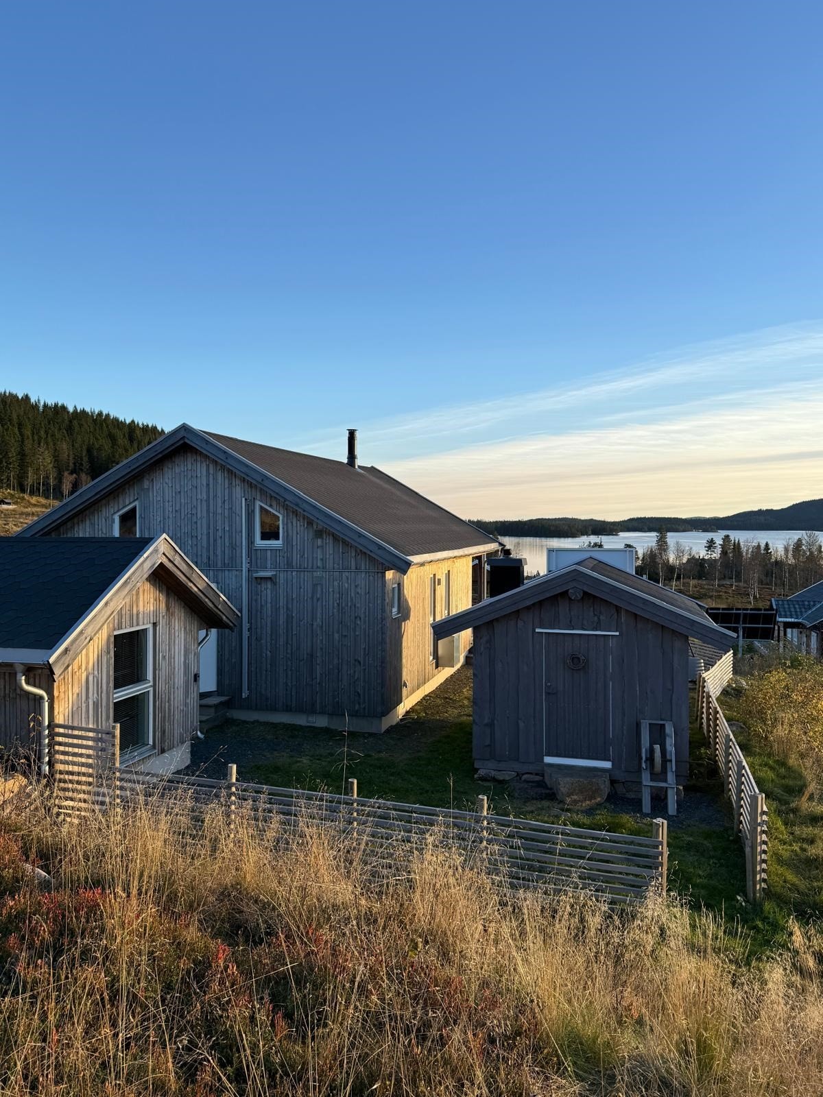 Eiendommen består av hytte, anneks og uthus, oppført i 2018/2019. Galleribilde