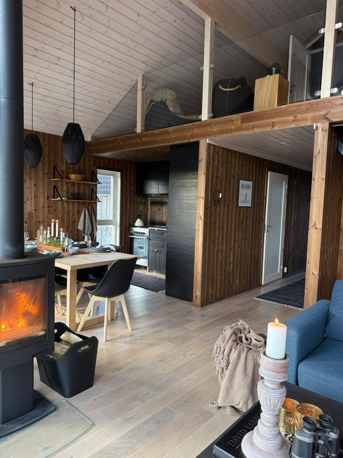 Gjennomlys og en helhetlig planløsning og solid materialvalg preger hytta. Galleribilde