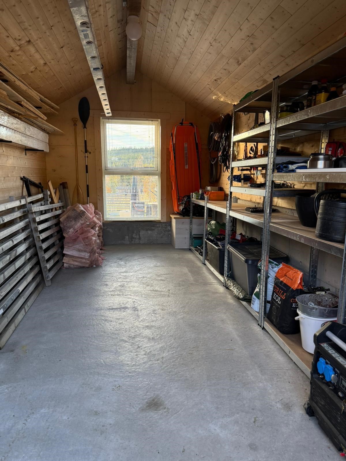 Romslig lagringsplass i uthuset med god plass til hyller og utstyr. Galleribilde