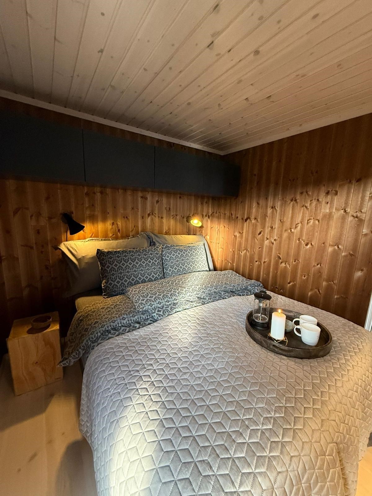 Gjennomgående, lunt materialvalg med panel på vegger og i himling. Galleribilde