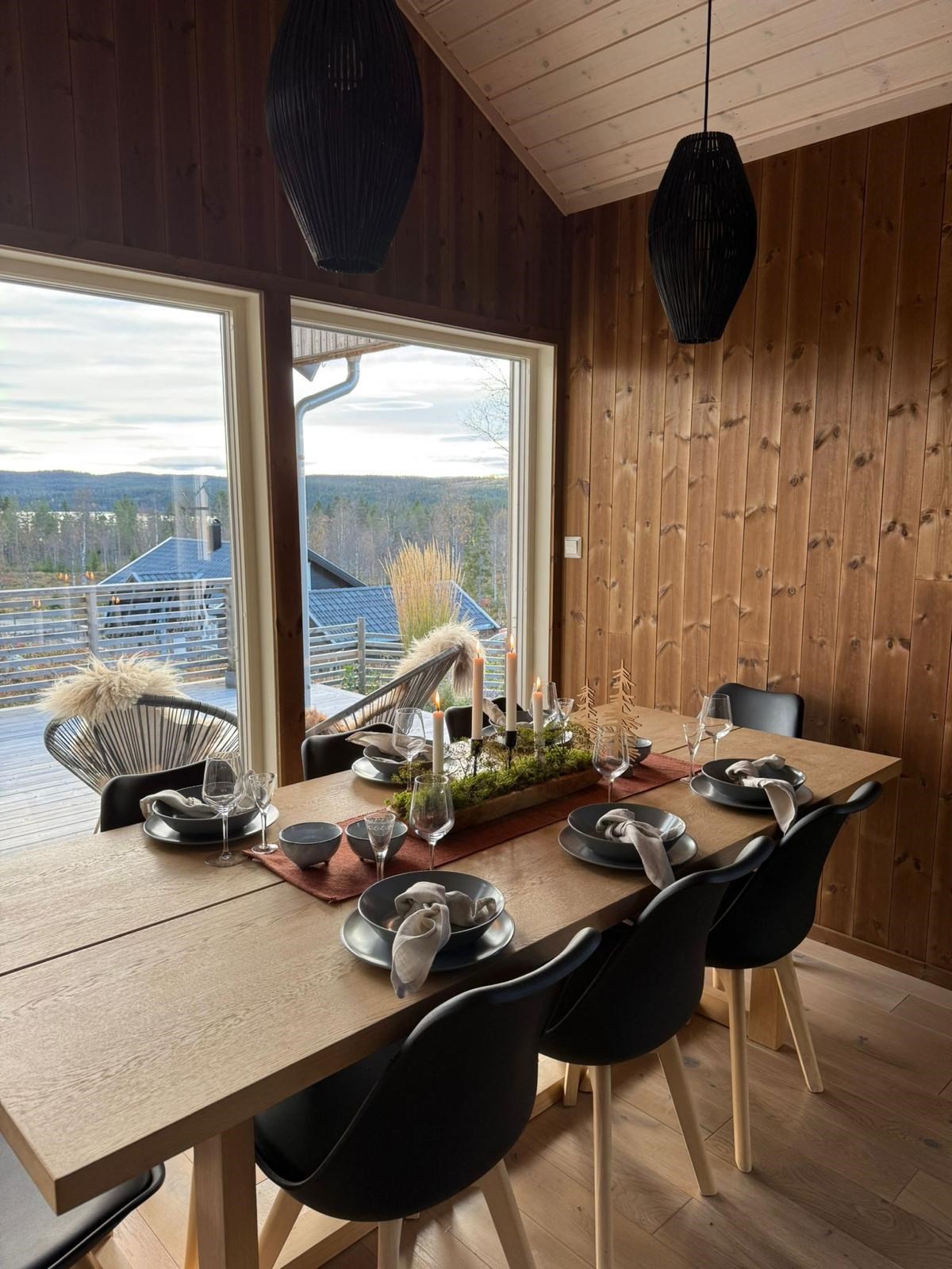 De store vinduene gjør naturen til en del av interiøret. Galleribilde