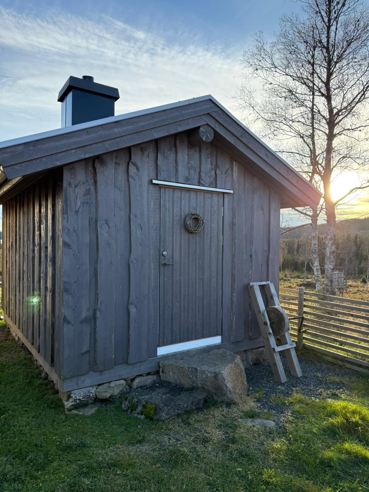 Annekset på 9 m² er fra 2019 og har en nyere bygningsmessig standard. Galleribilde